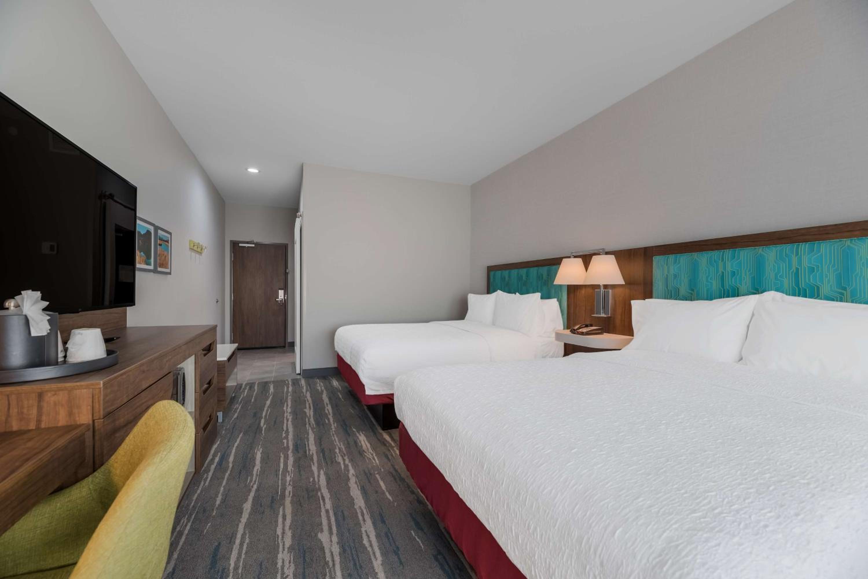 Queen Room with Two Queen Beds - Photo 7
