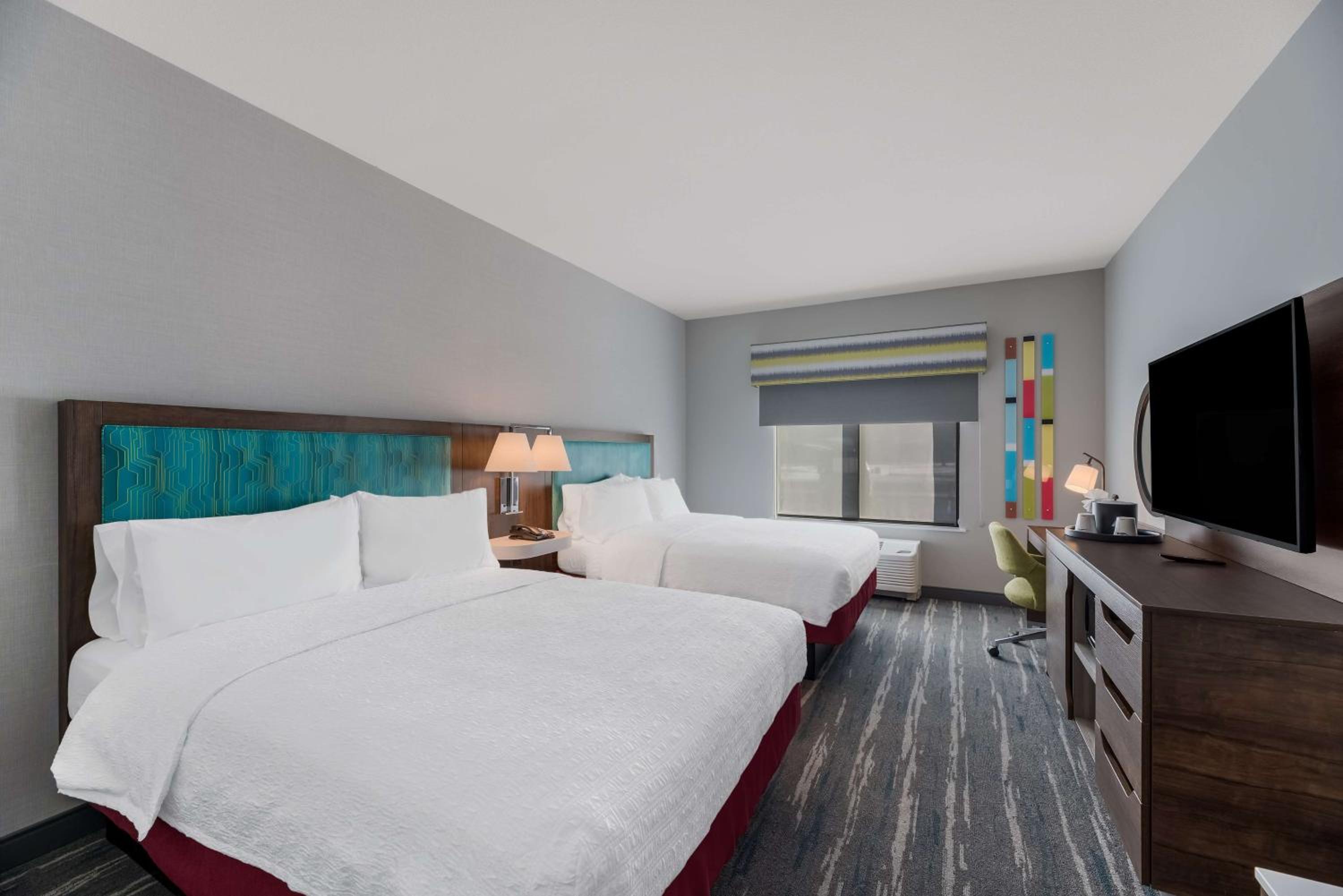 Queen Room with Two Queen Beds - Photo 2