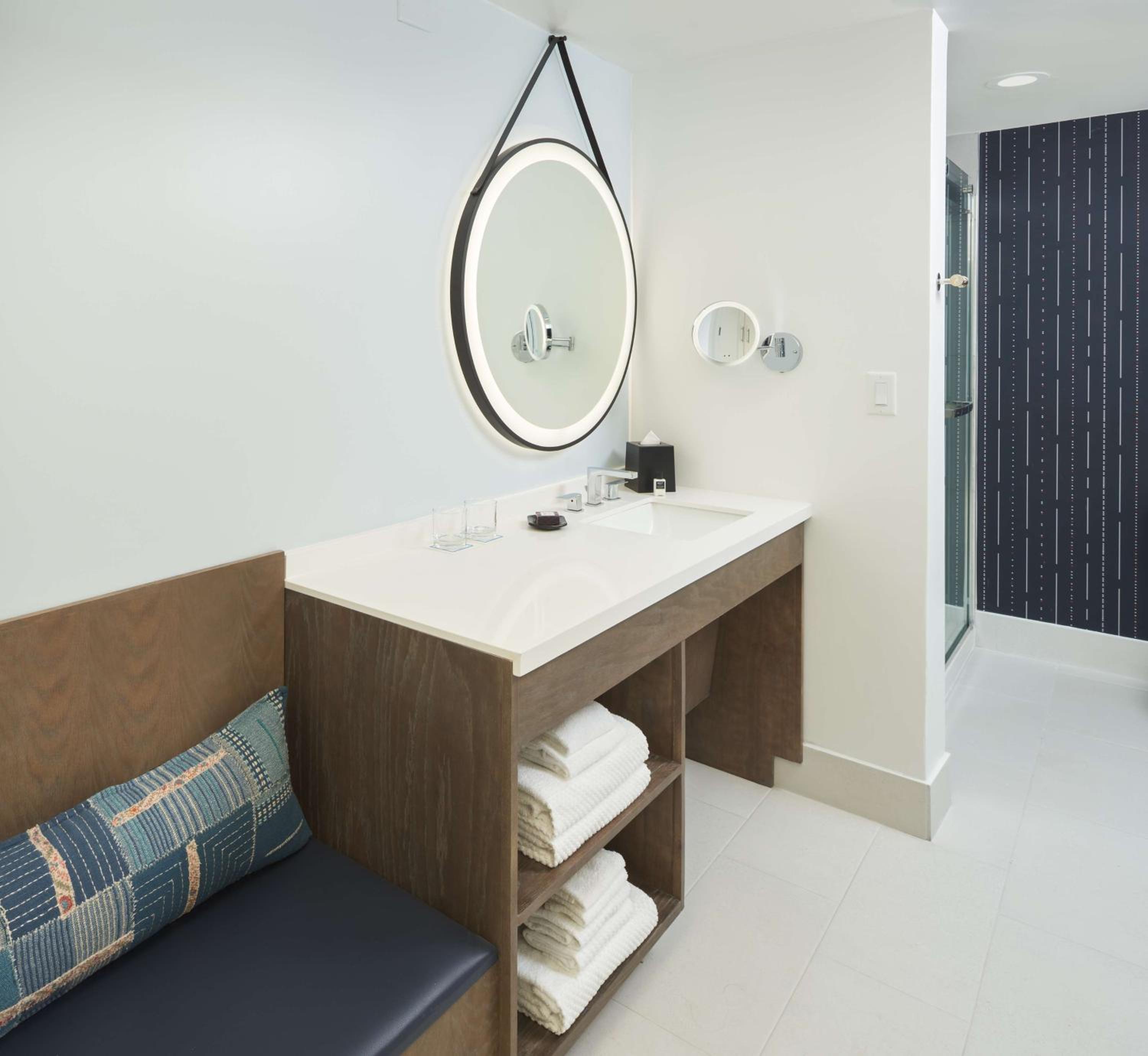 One-Bedroom King Suite with Mobility Accessible Tub photo 3