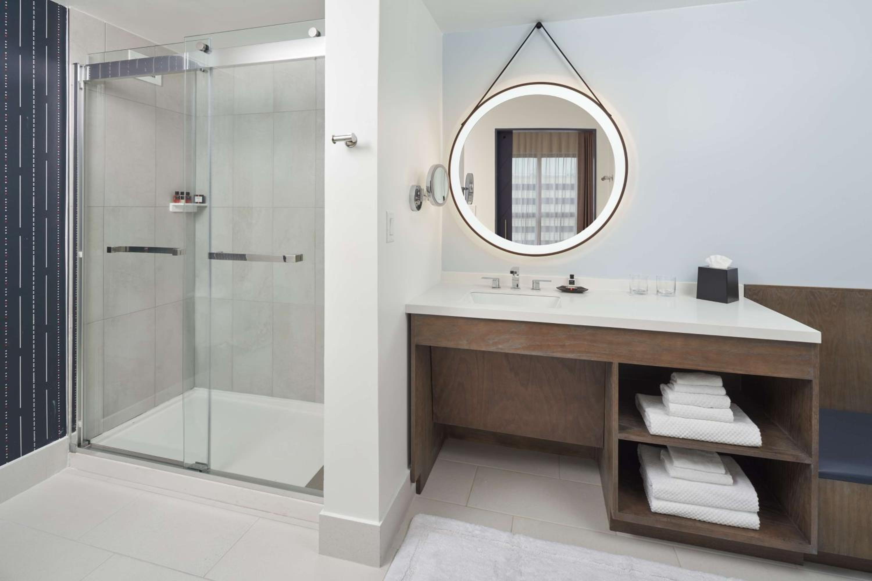 Two-Room King Suite with City View photo 2