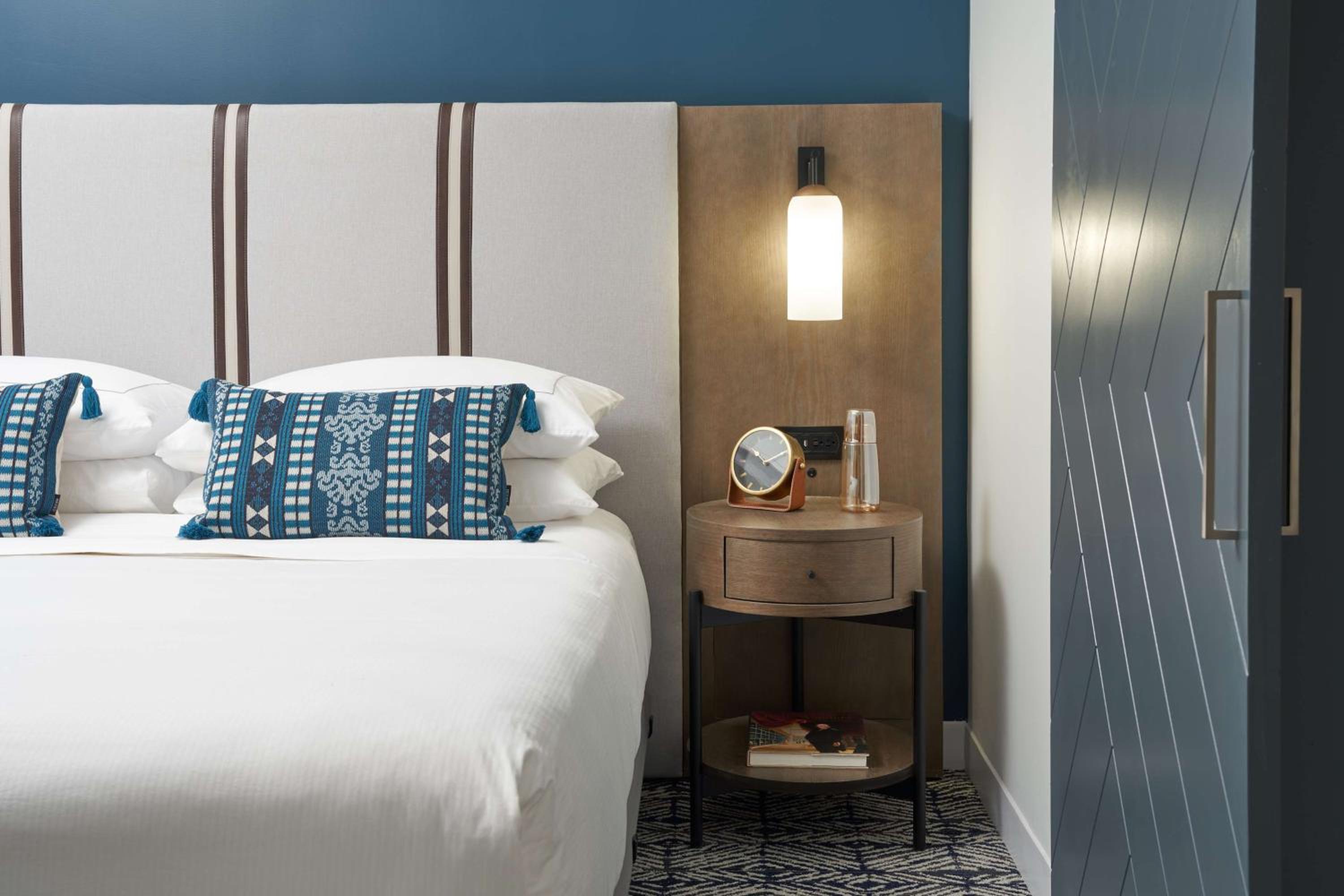 One-Bedroom King Suite with Roll-In Shower - Mobility Access photo 3