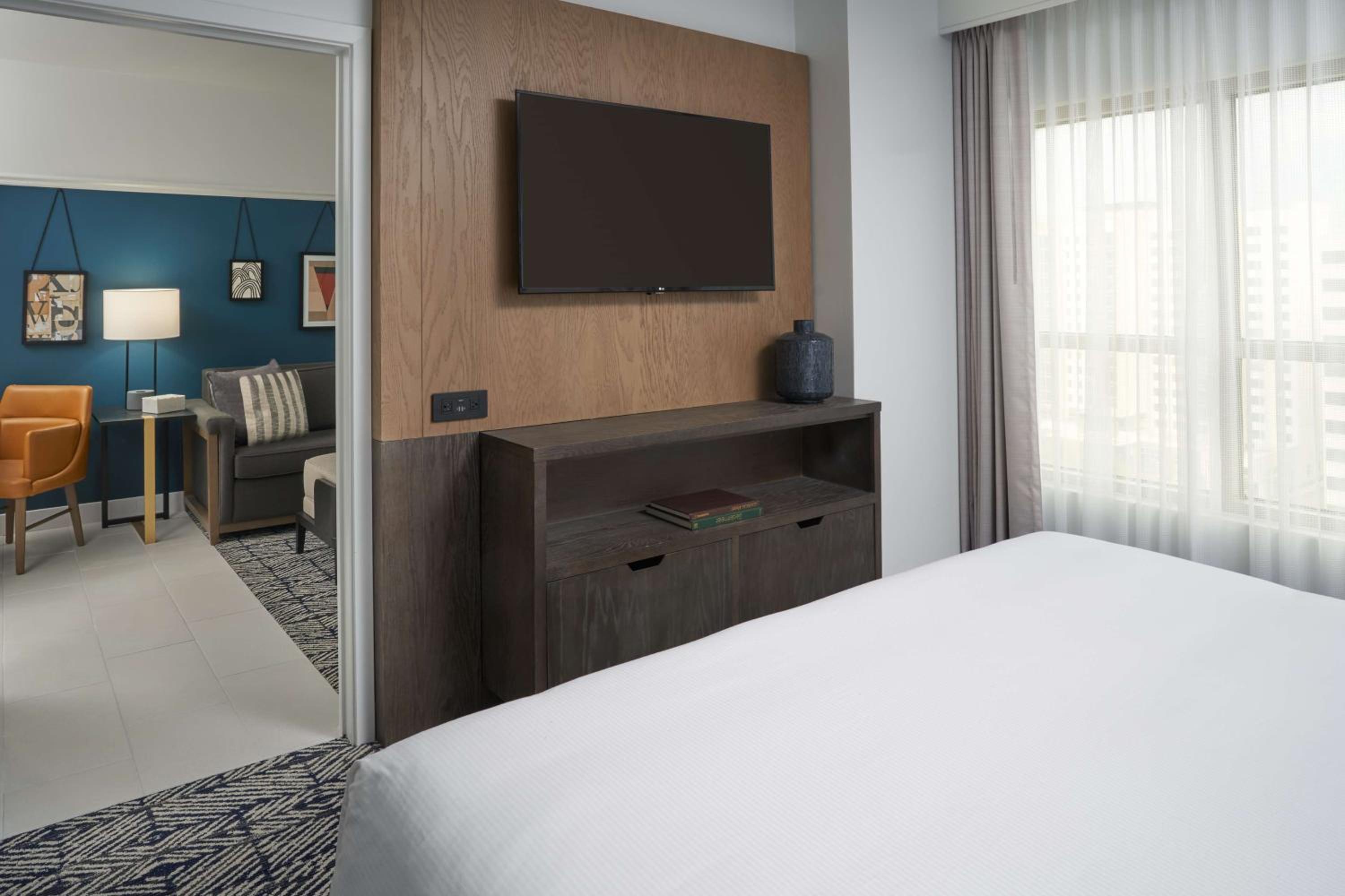 One-Bedroom King Suite with Mobility Accessible Tub photo 2