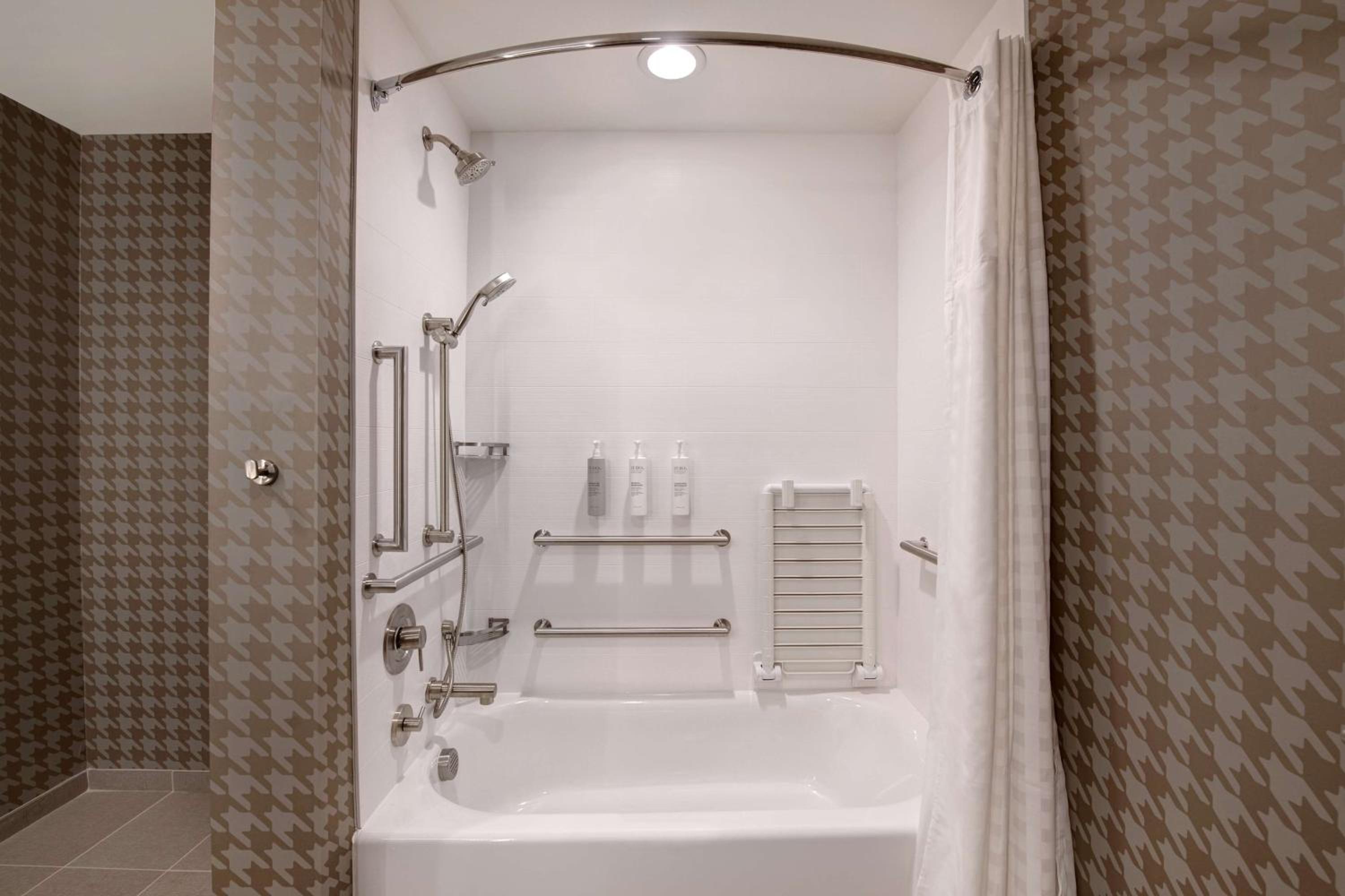 King Studio Suite with Accessible Tub - Mobility Access - Photo 6