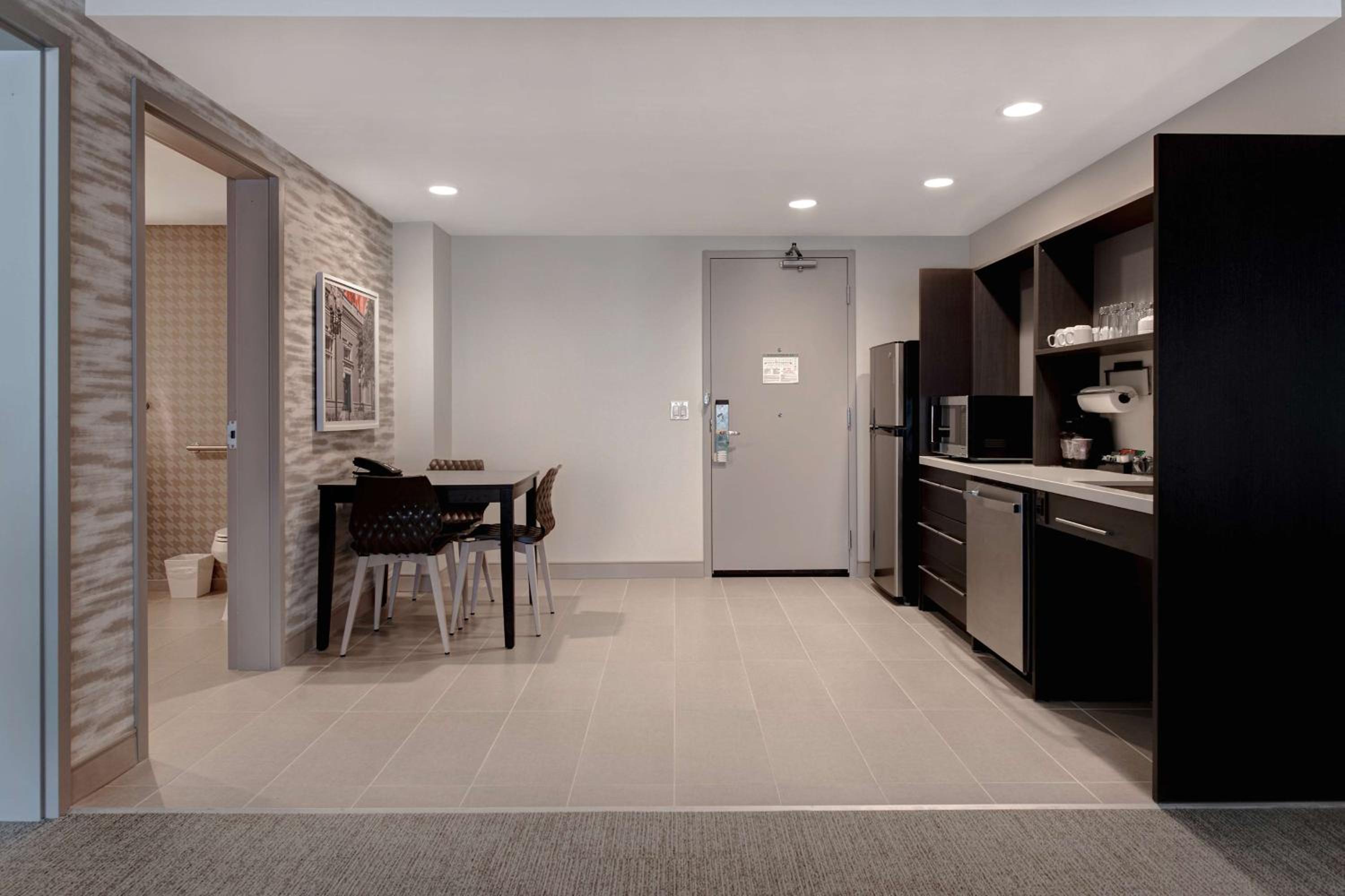 One-Bedroom King Suite - Photo 4