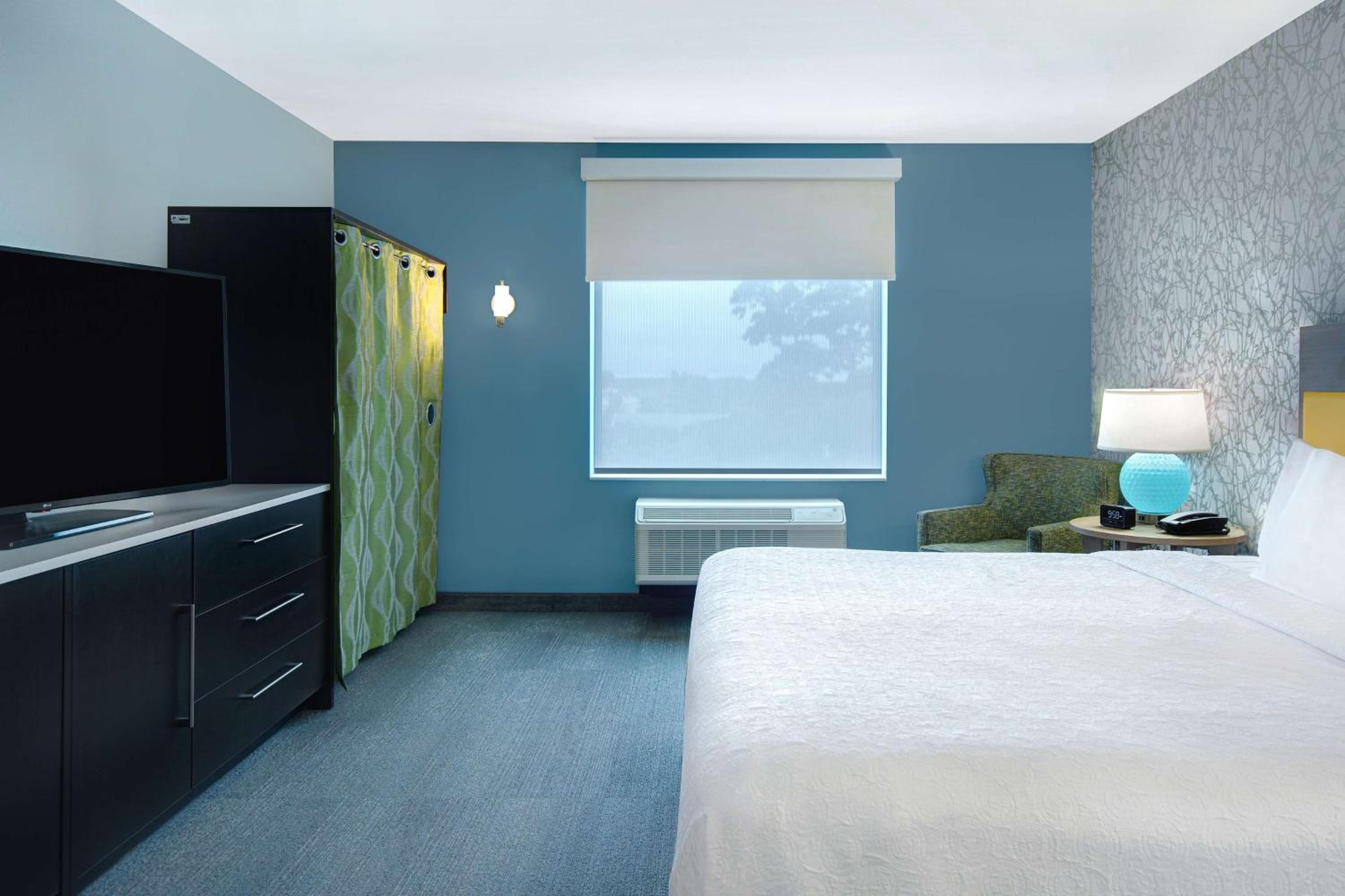 King Suite with Accessible Bathtub - Photo 2