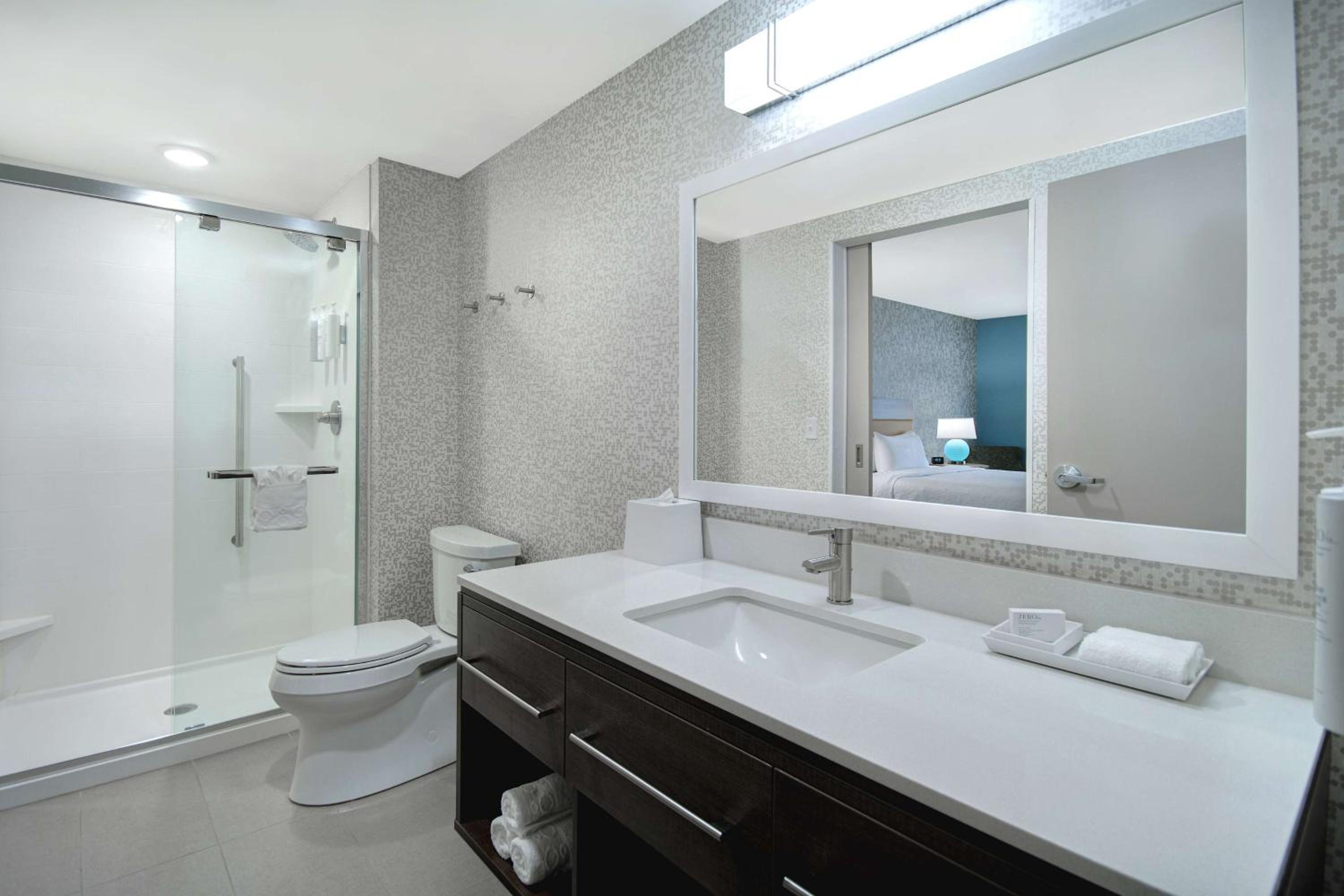 One-Bedroom King Suite - Photo 5