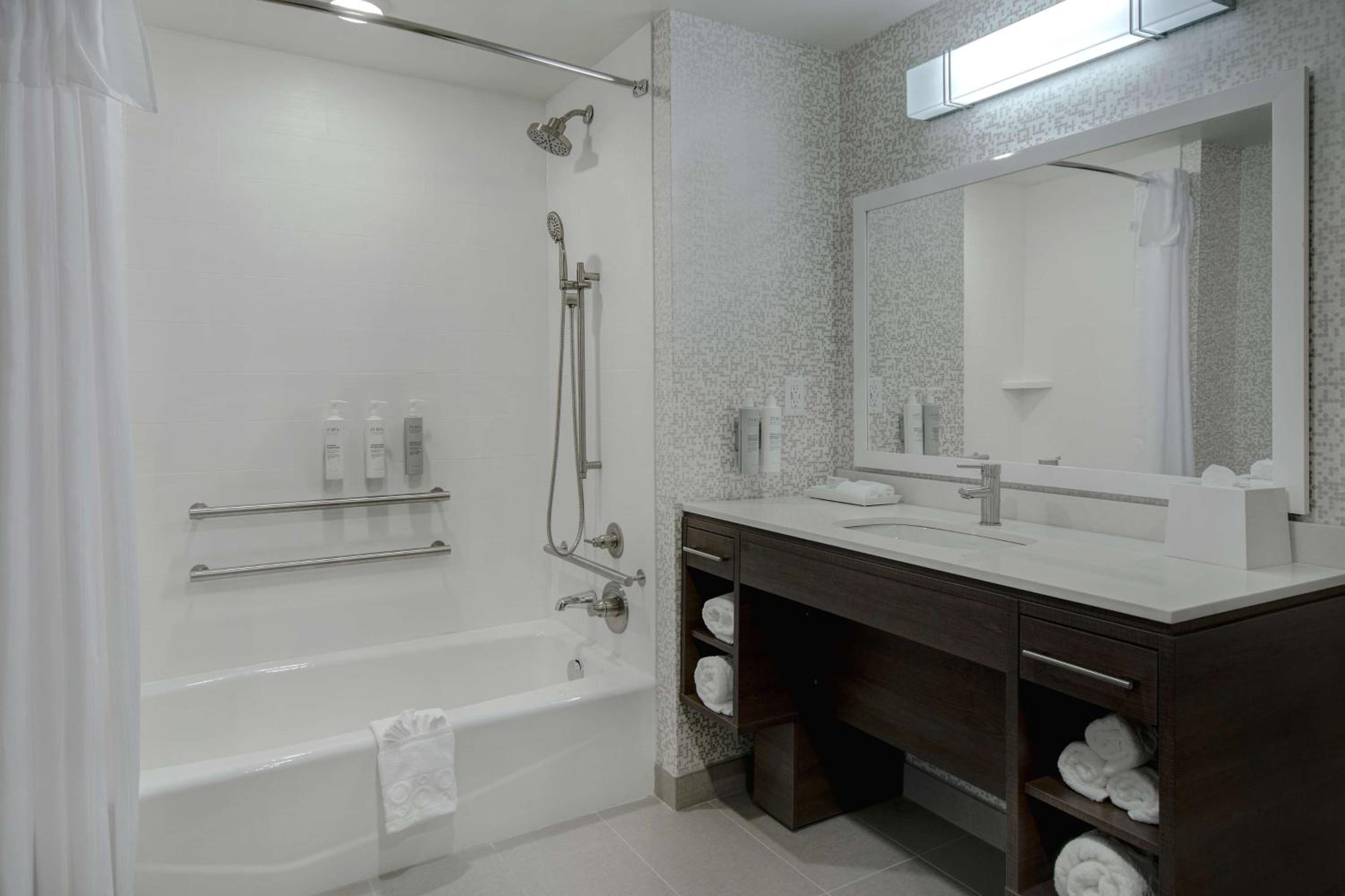 King Suite with Accessible Bathtub - Photo 6