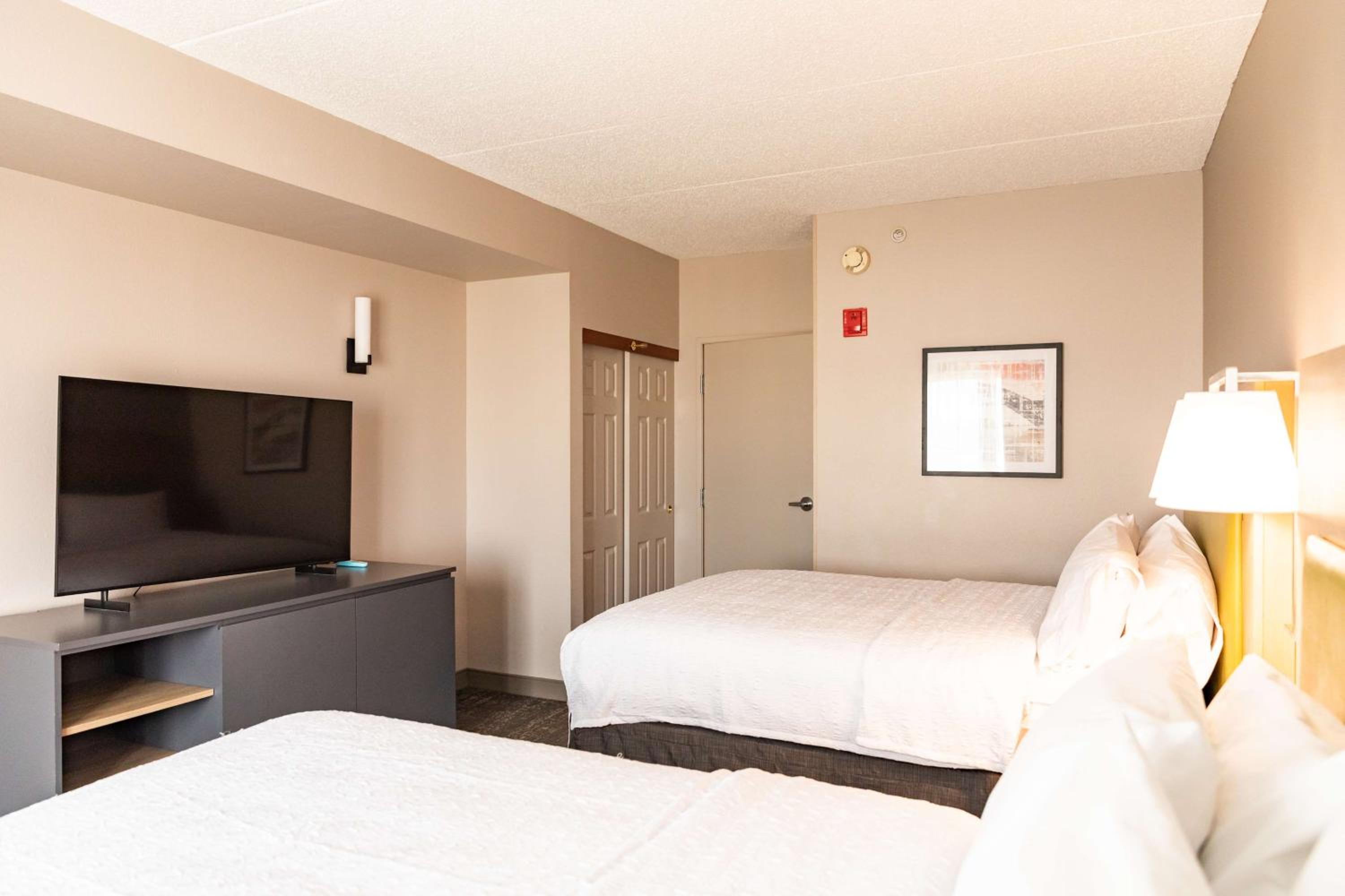 Queen Suite with Two Queen Beds - Photo 11