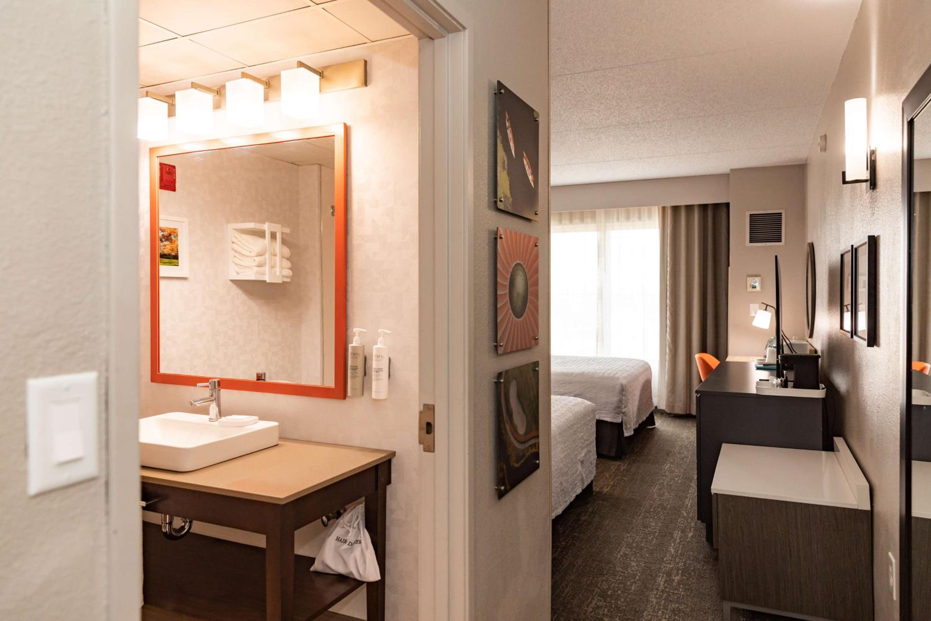 Queen Suite with Two Queen Beds - Photo 7