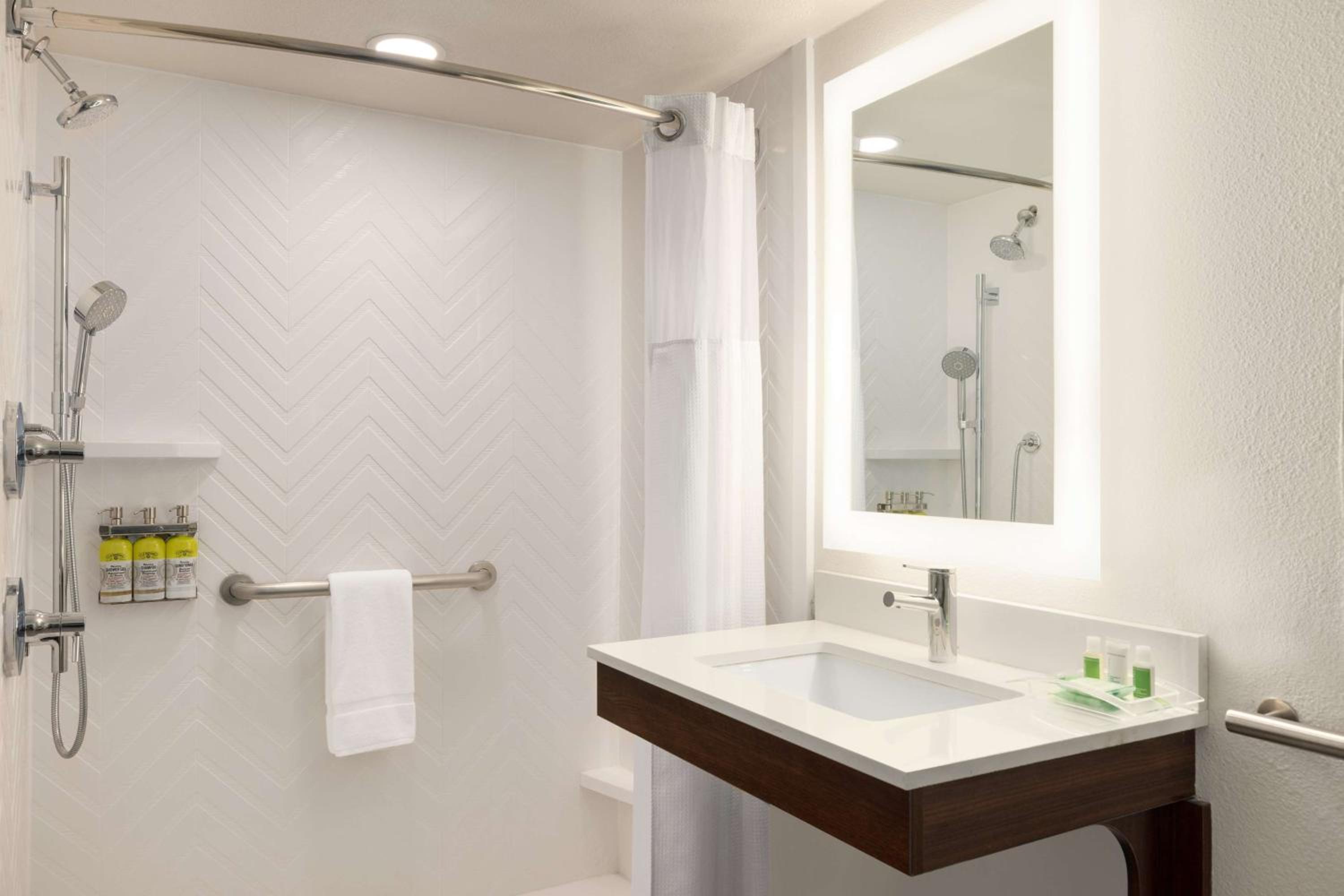 Queen Room with Two Queen Beds and Roll-In Shower - Mobility and Hearing Access - Photo 5