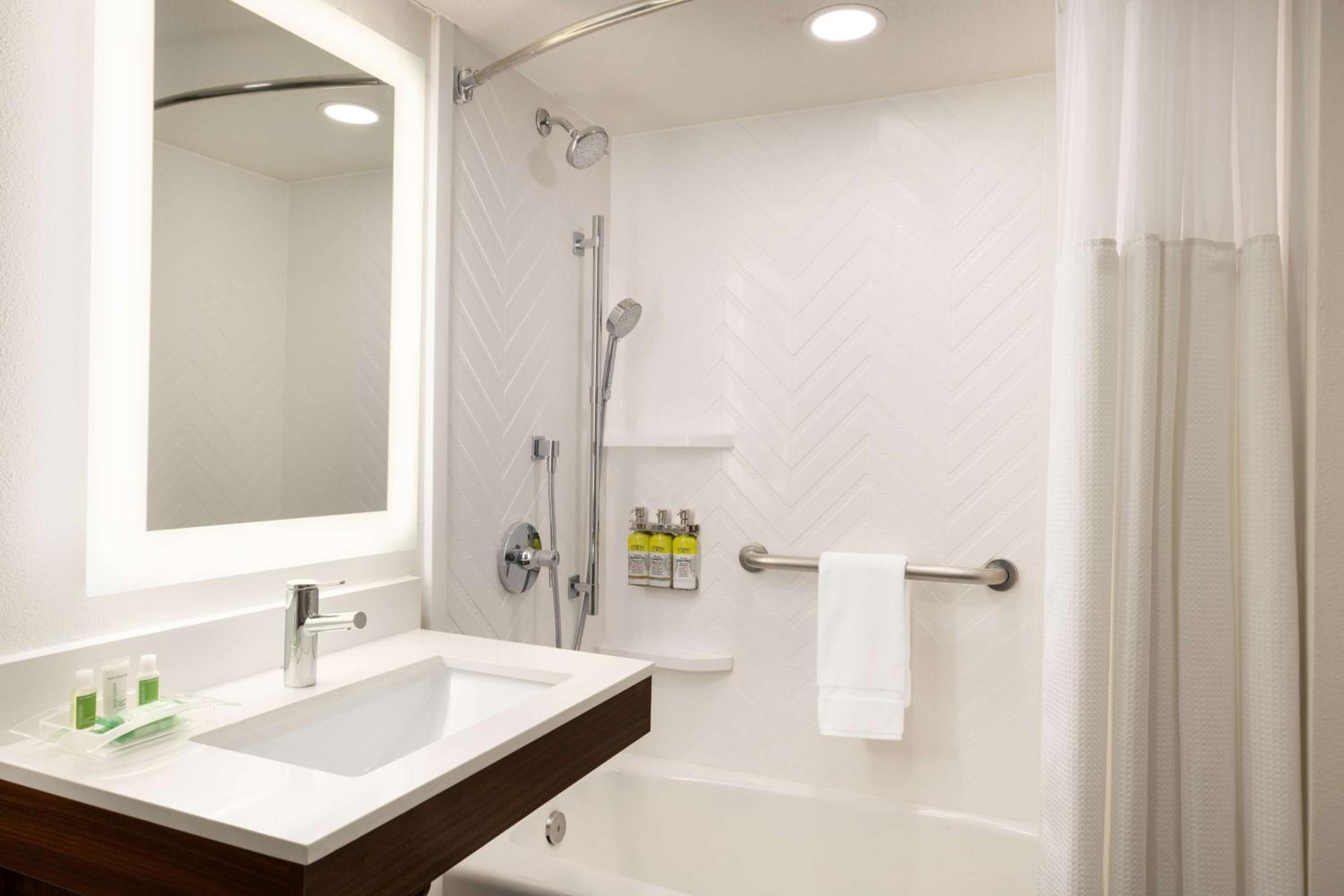 King Room with Accessible Tub - Mobility and Hearing Access - Photo 3