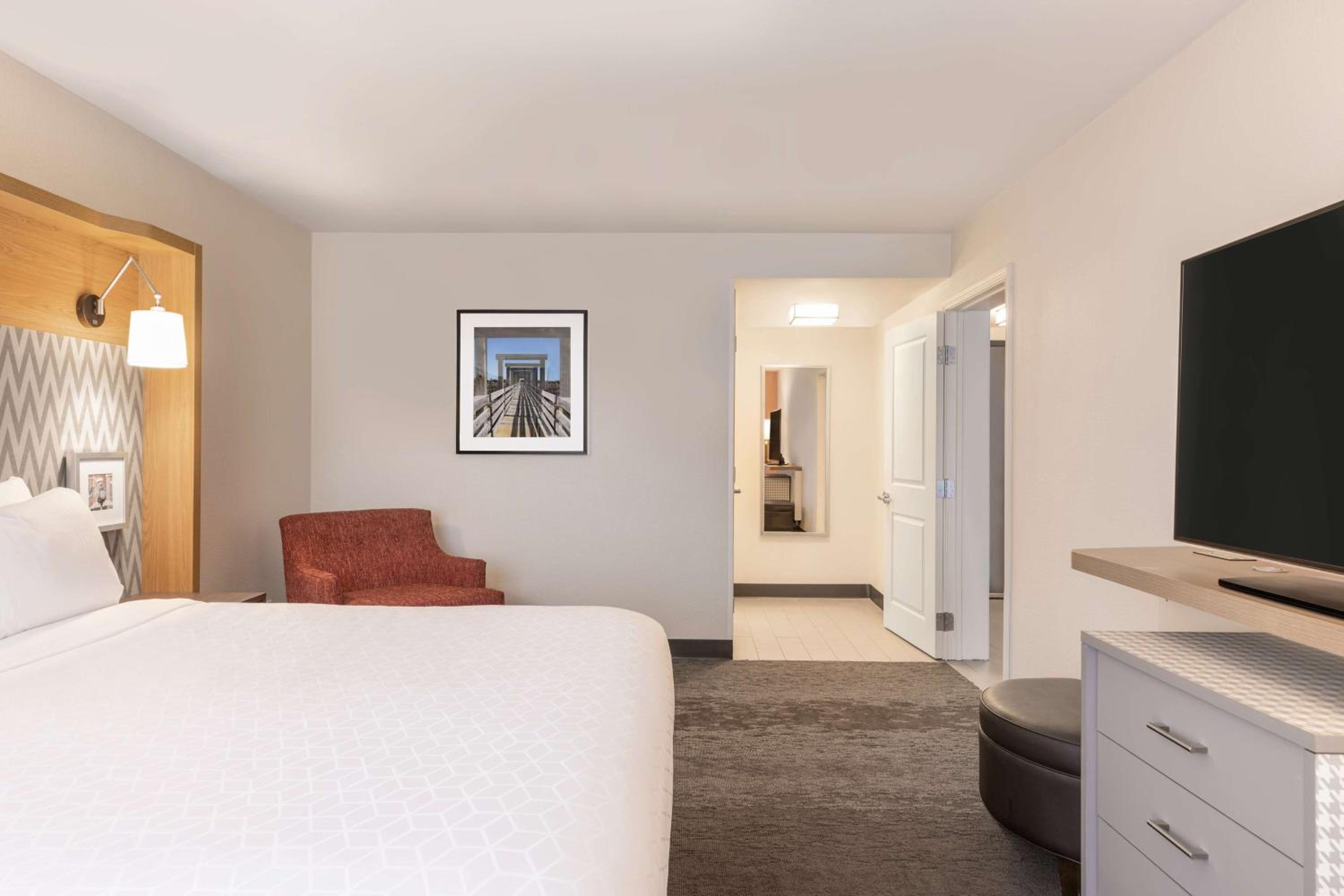Two-Bedroom King Suite - Photo 4
