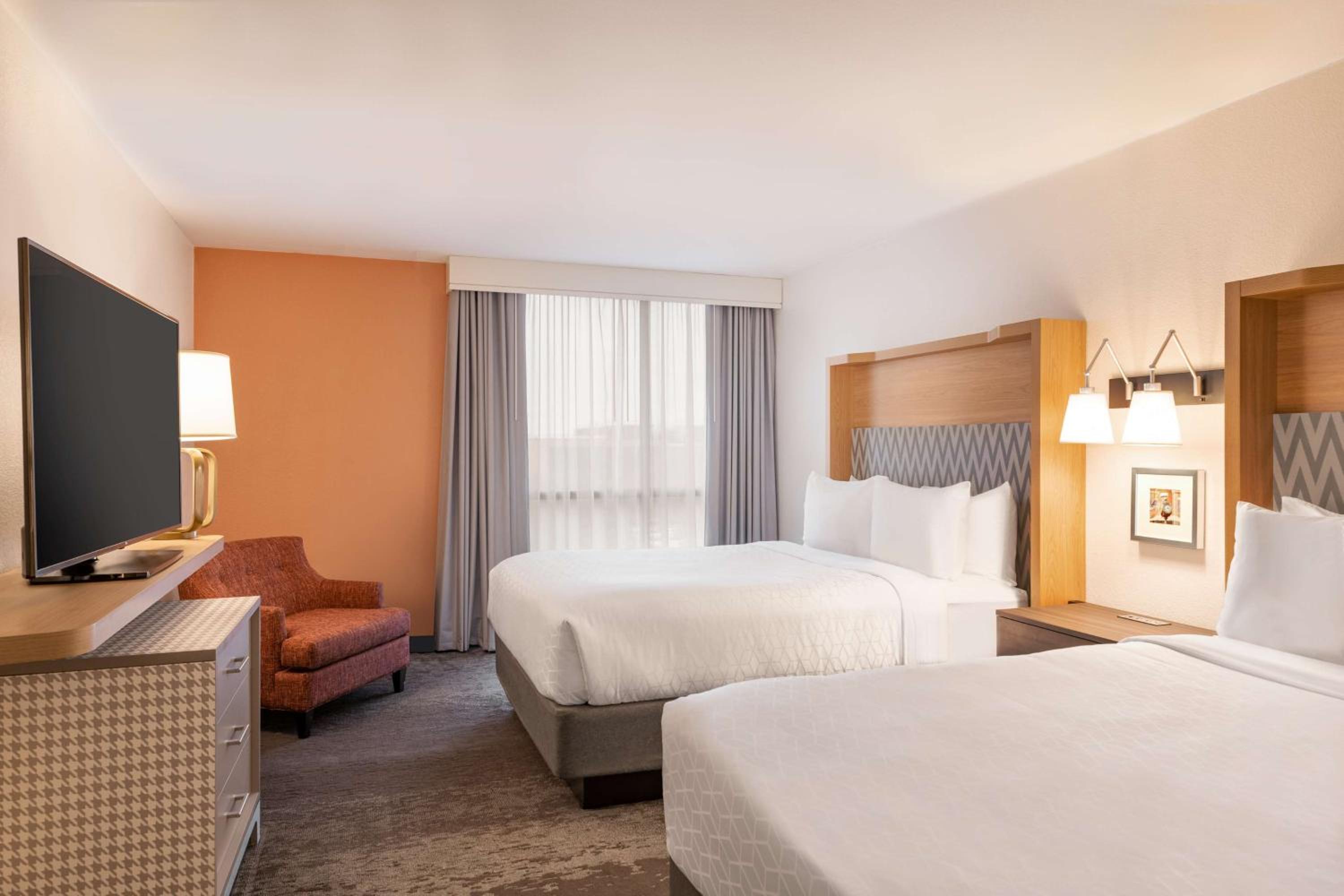 Two Room Queen Suite with Two Queen Beds - Photo 8