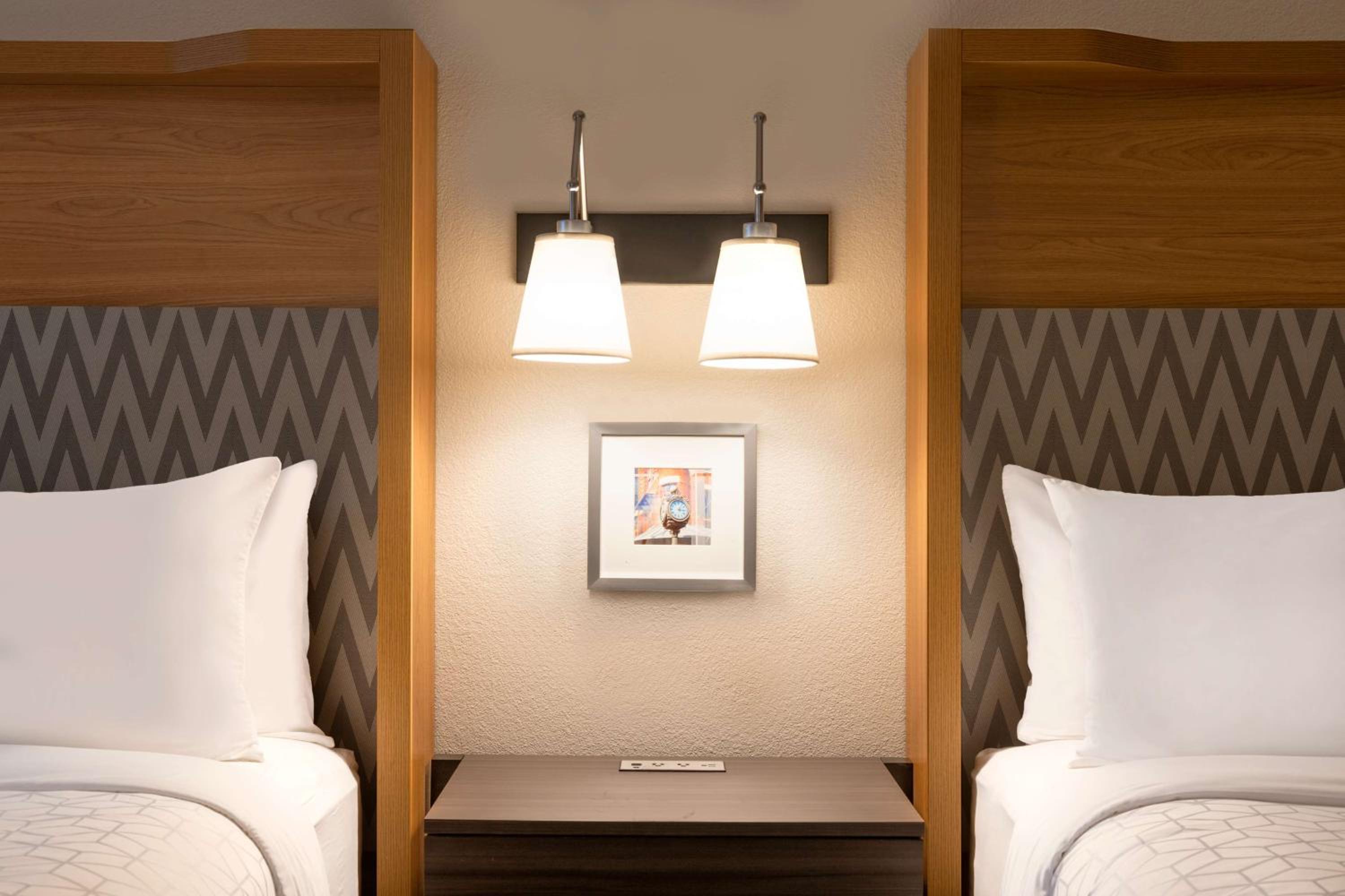 Two Room Queen Suite with Two Queen Beds - Photo 7