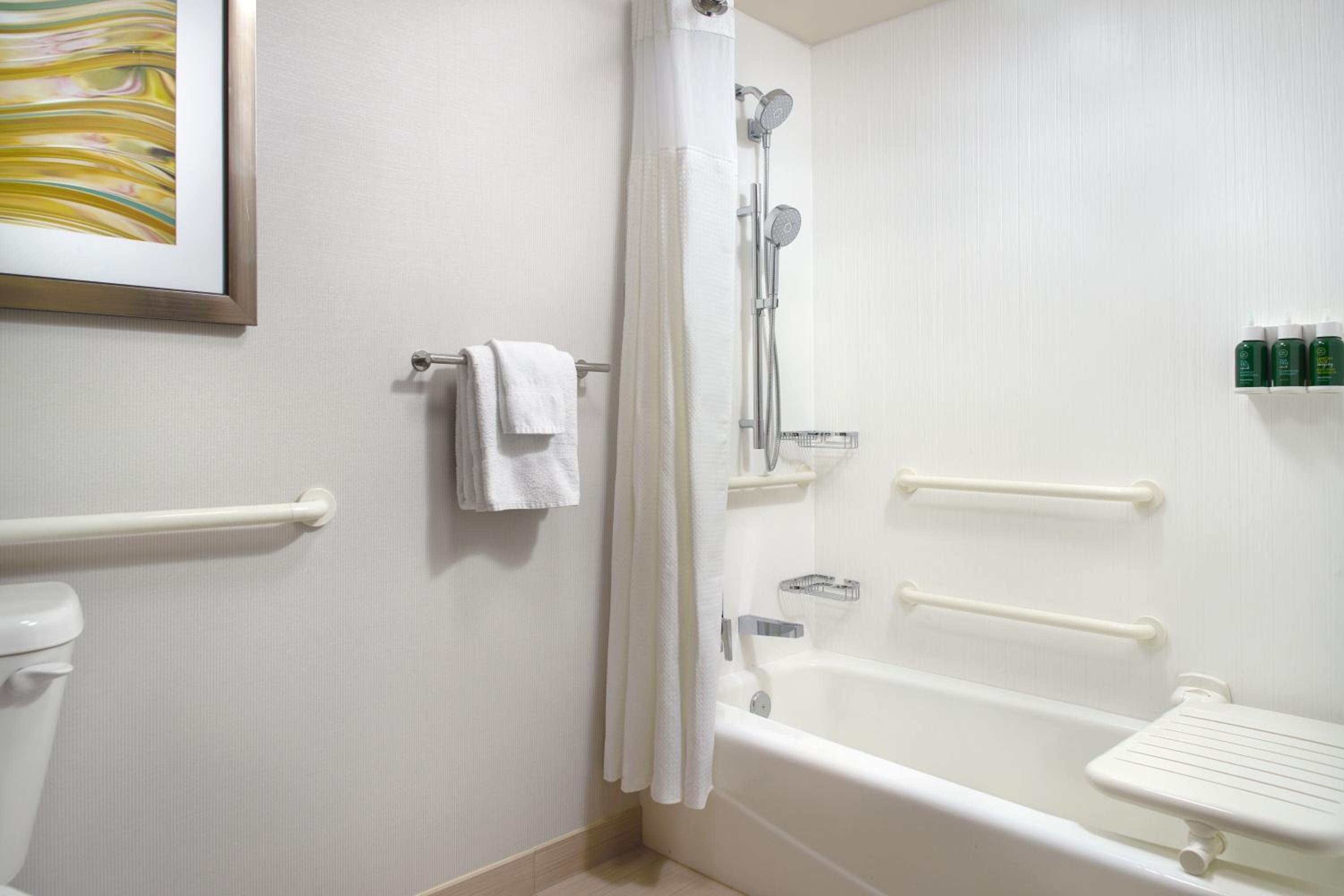 King Room with Sofa Bed and Adapted Tub - Mobility Accessible - Photo 2