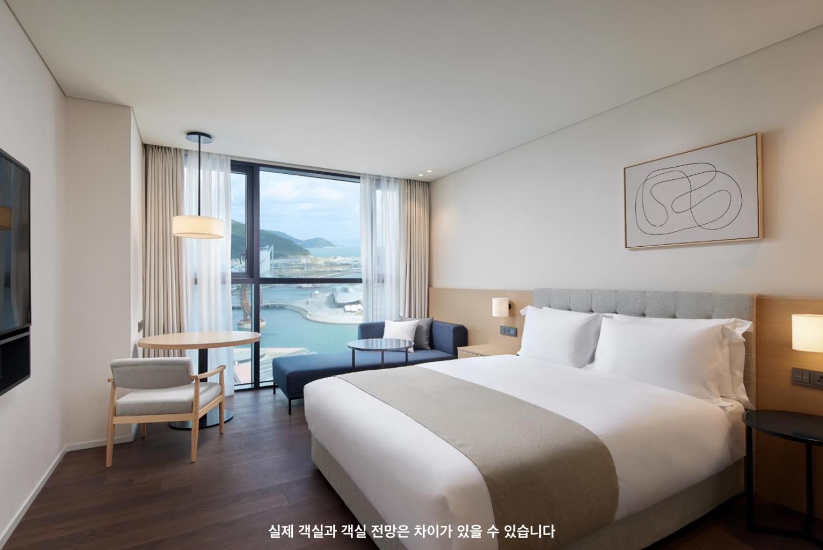 [10th Anniversary Package] Premier Deluxe Double City View - Photo 1