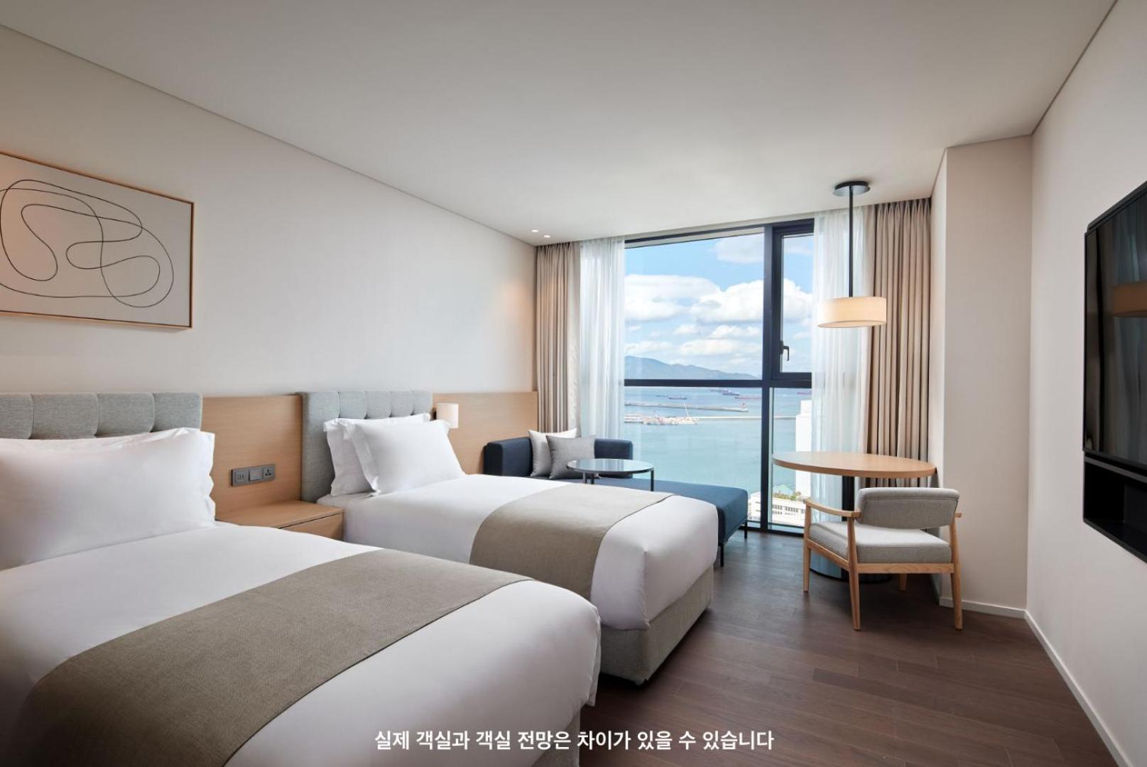 Premier Deluxe Twin Room with City View - Photo 1