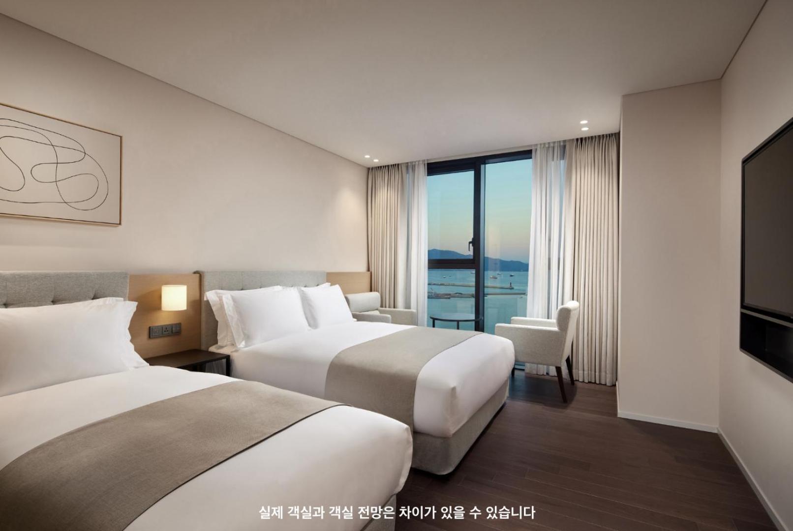 Premier Deluxe Family Twin Room with City View - Photo 1