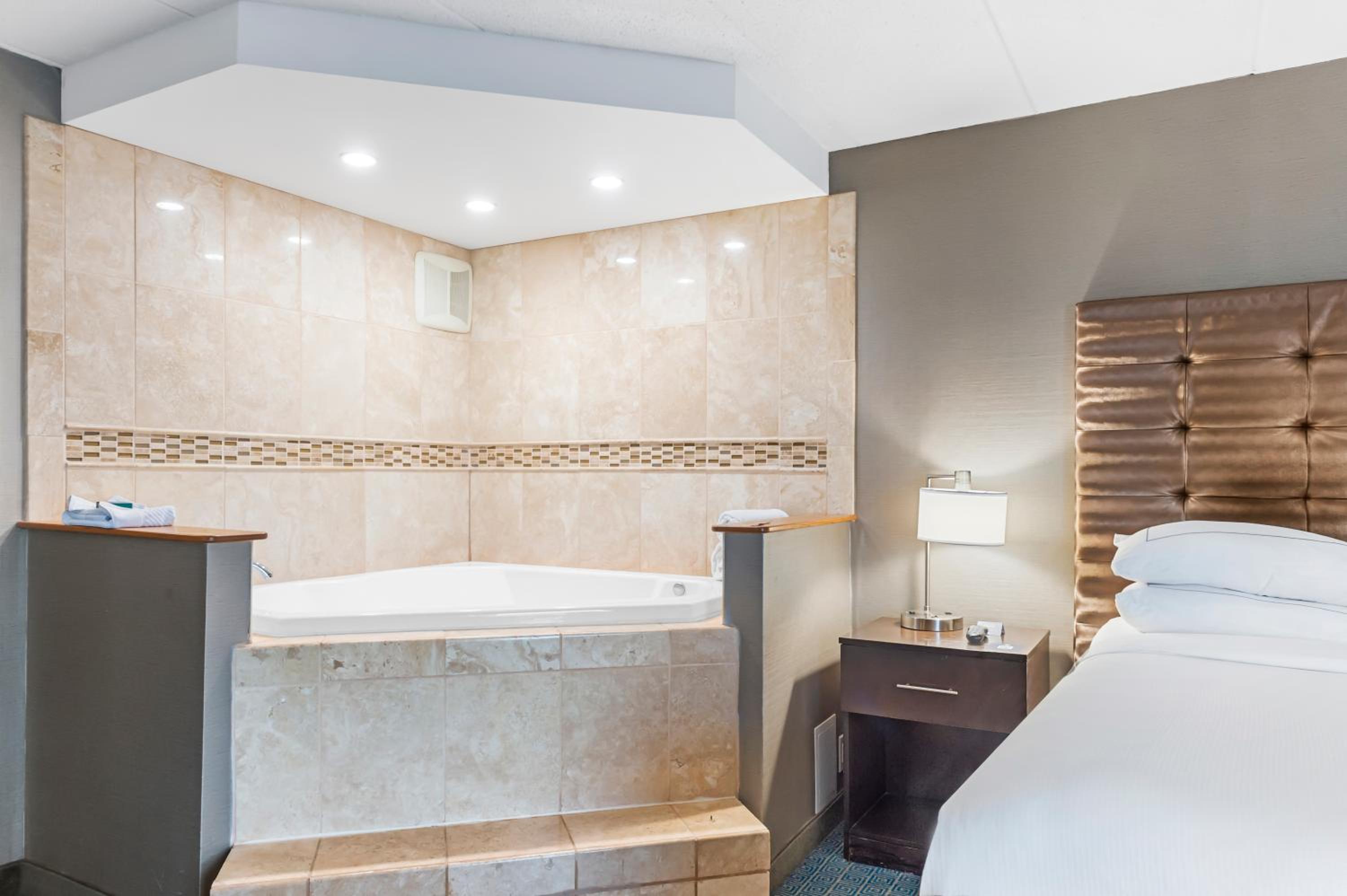 Queen Room with Whirlpool - Photo 3