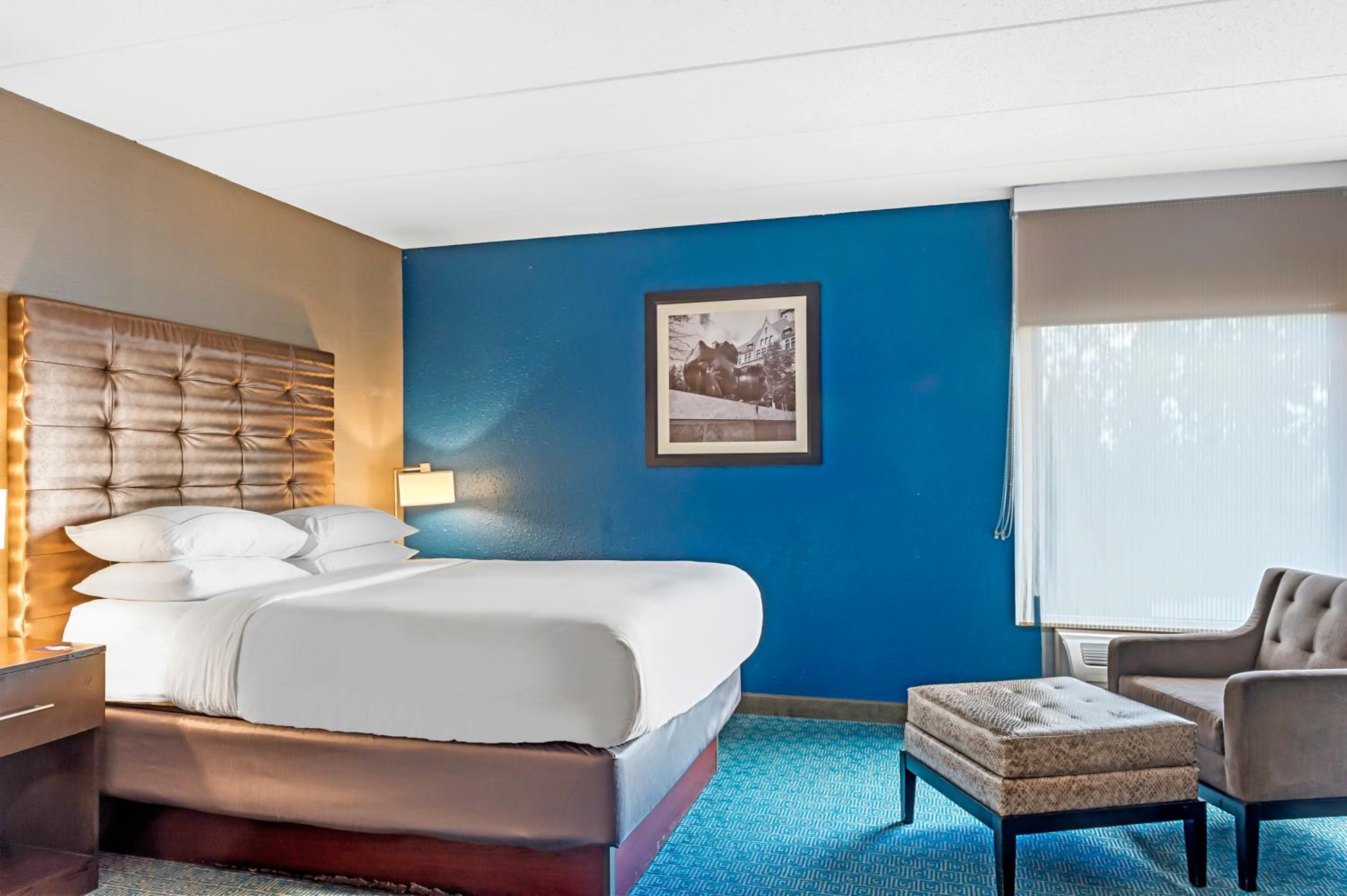 Queen Room with Whirlpool - Photo 2