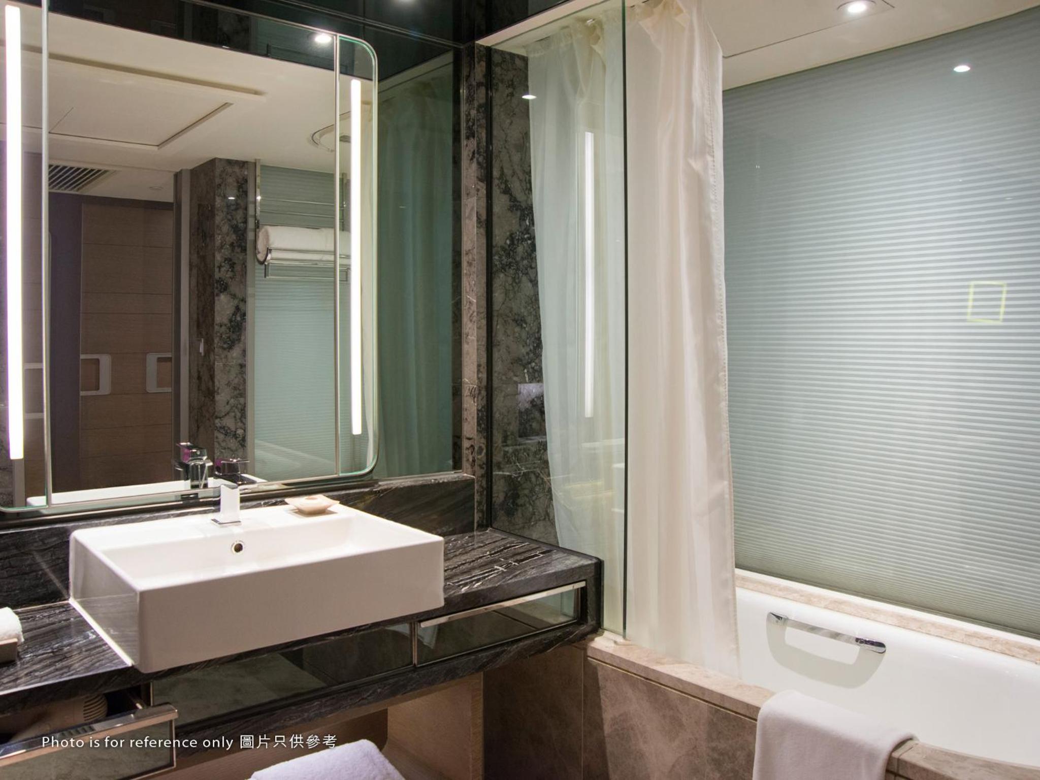 Plaza Deluxe Family Twin Room  photo 2