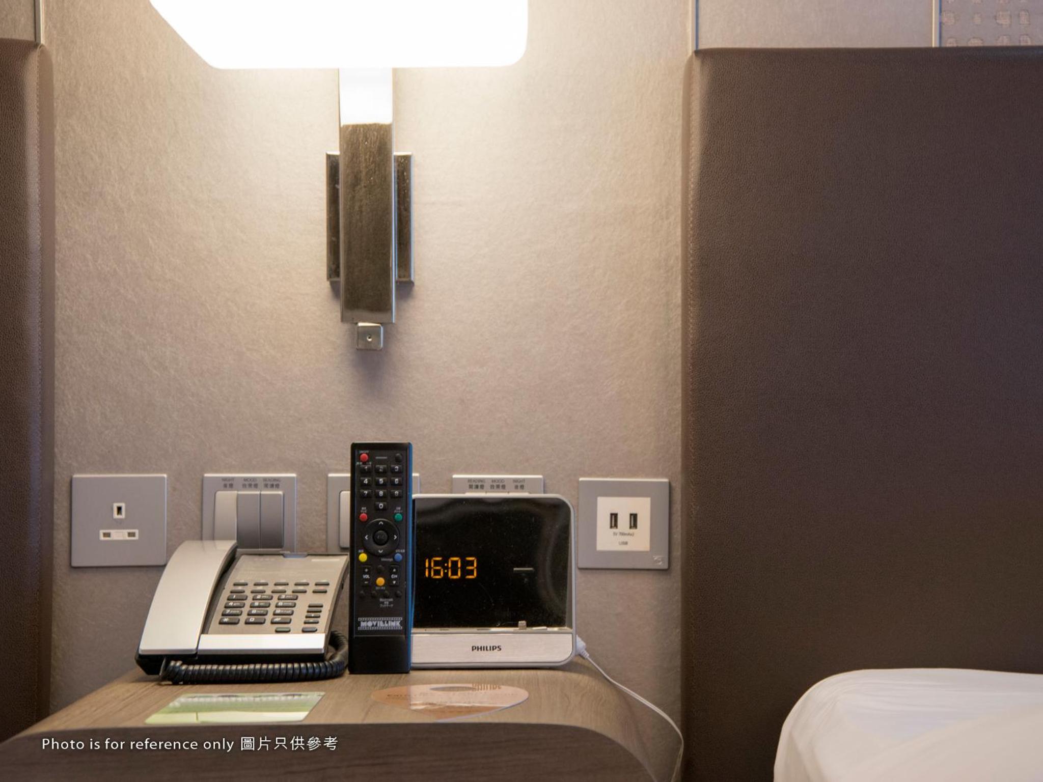 Plaza Deluxe Family Twin Room  photo 3