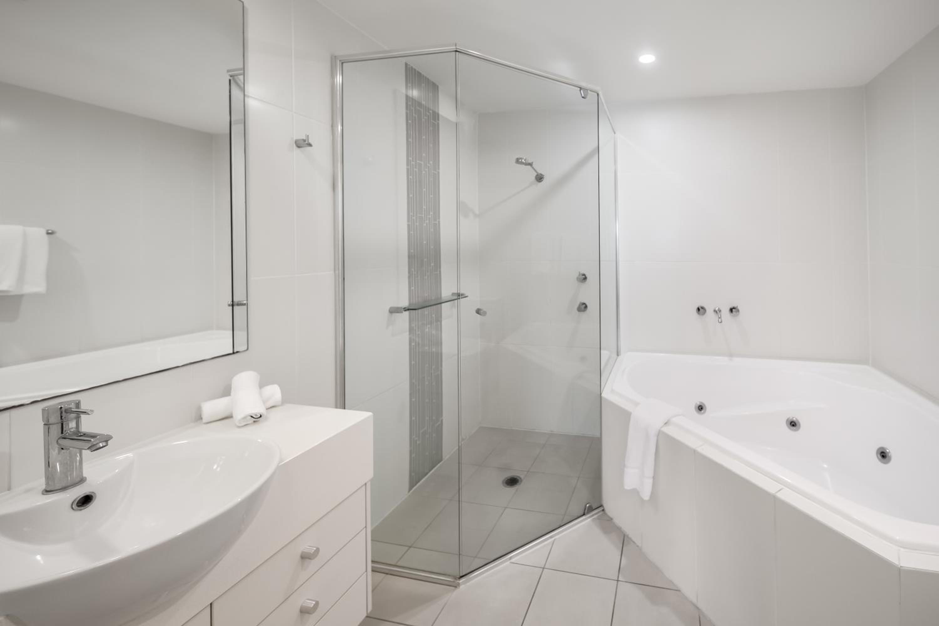 One-Bedroom Lagoon Apartment - Photo 10