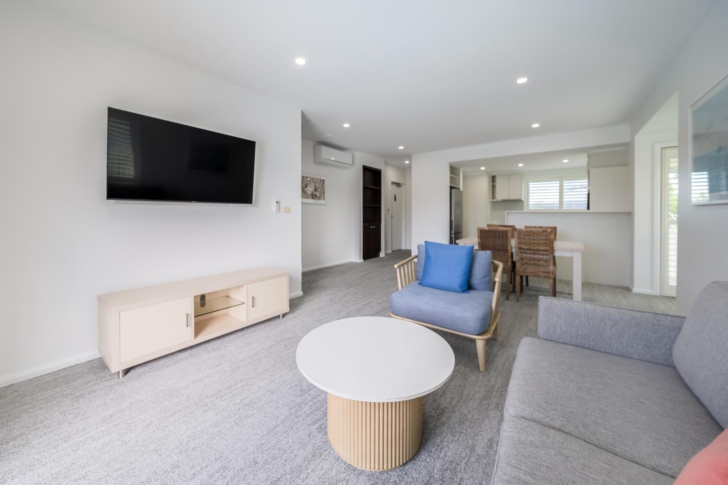 One-Bedroom Lagoon Apartment - Photo 3