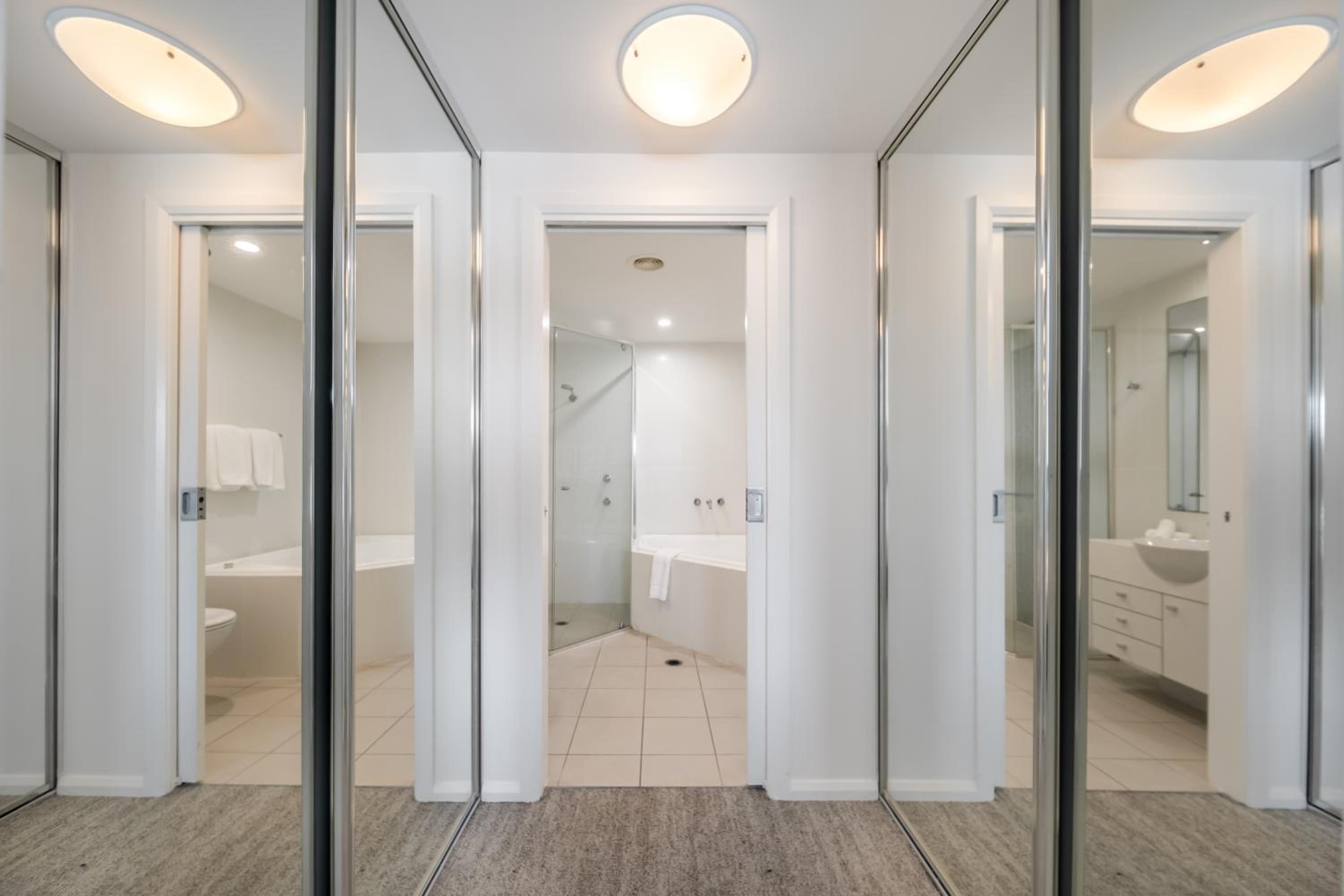 One-Bedroom Lagoon Apartment - Photo 6