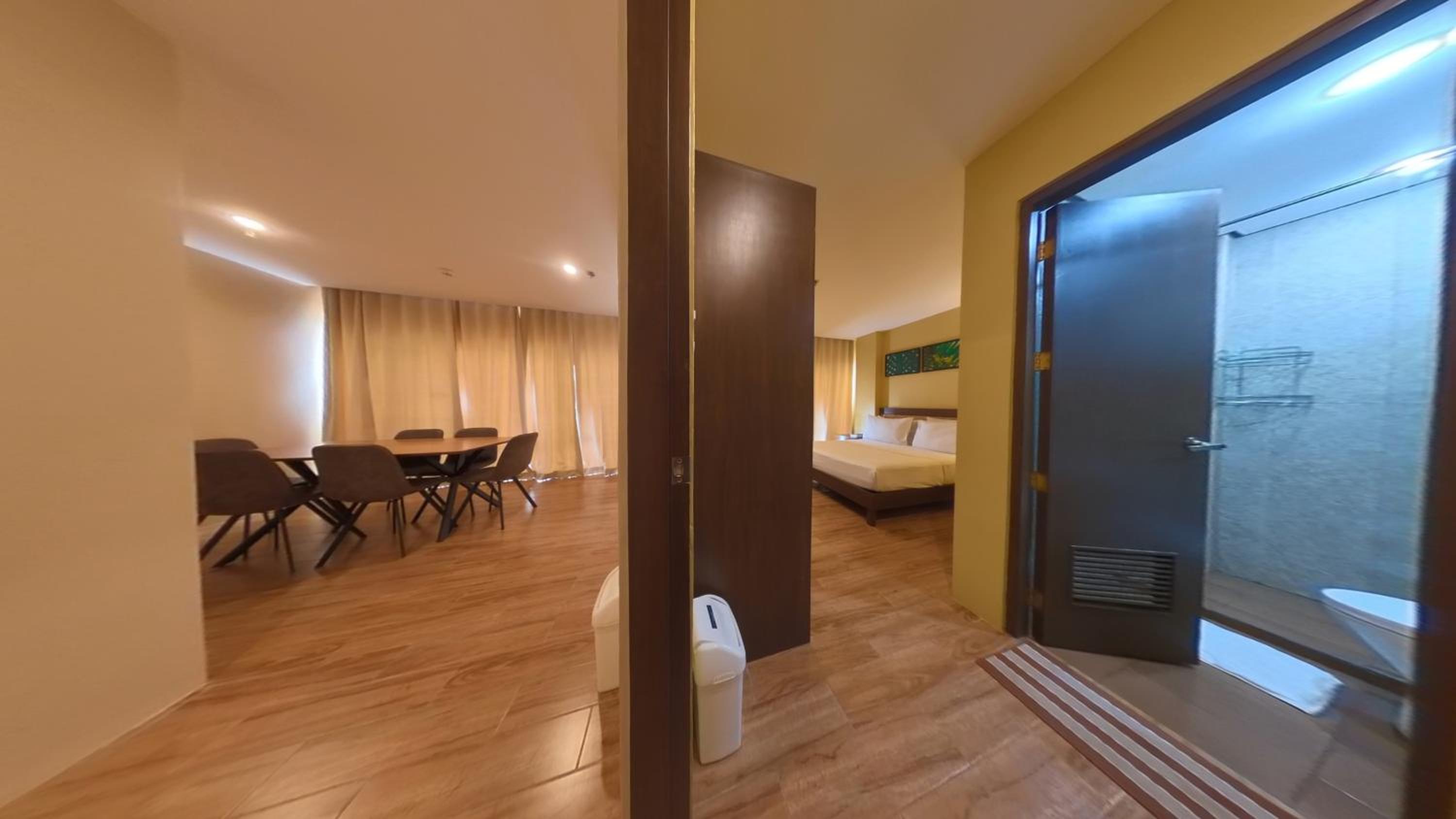 Executive Suite - Photo 3
