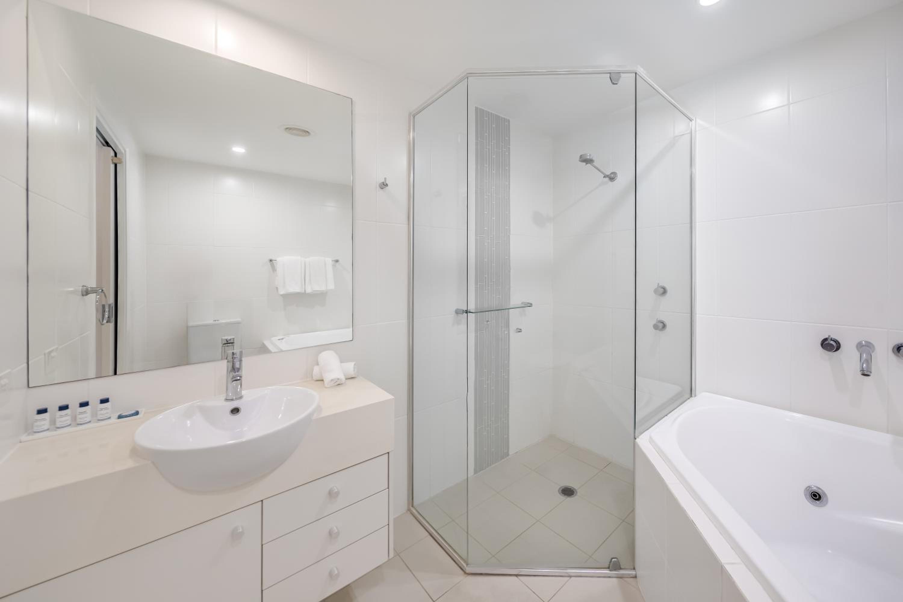 One-Bedroom Apartment with Swimout - Photo 12