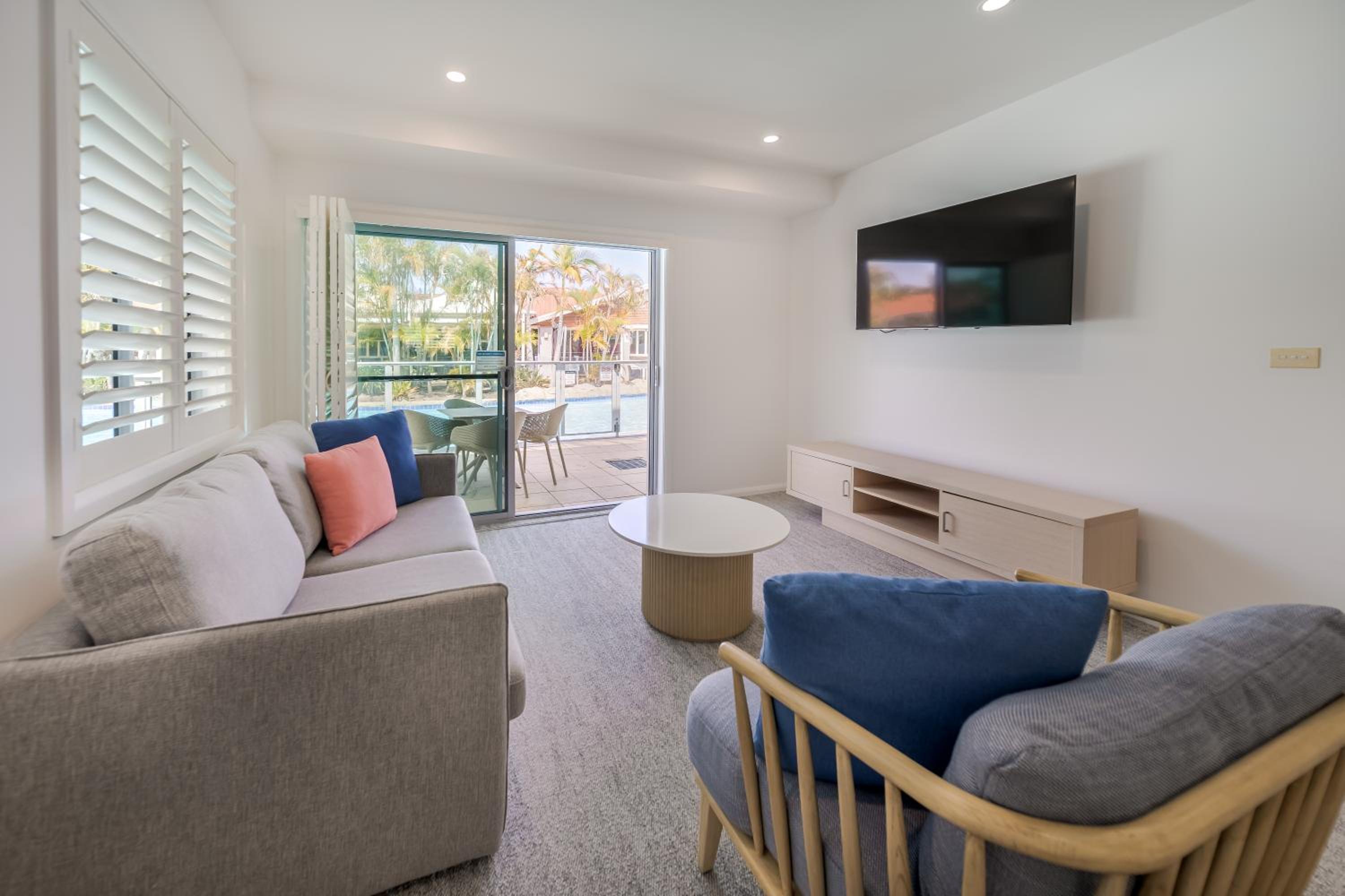 One-Bedroom Apartment with Swimout - Photo 14