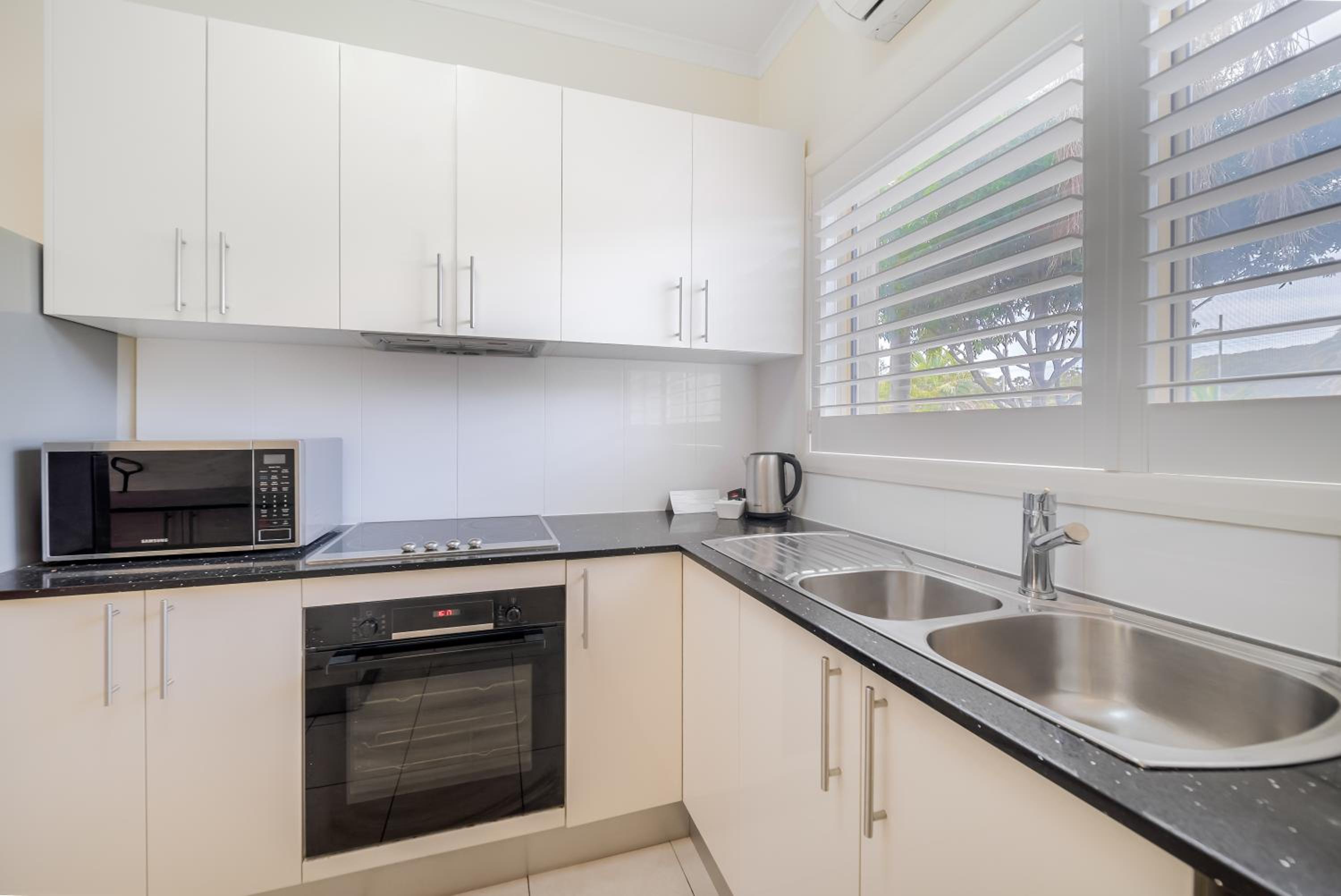 Two-Bedroom Lagoon Apartment - Photo 10