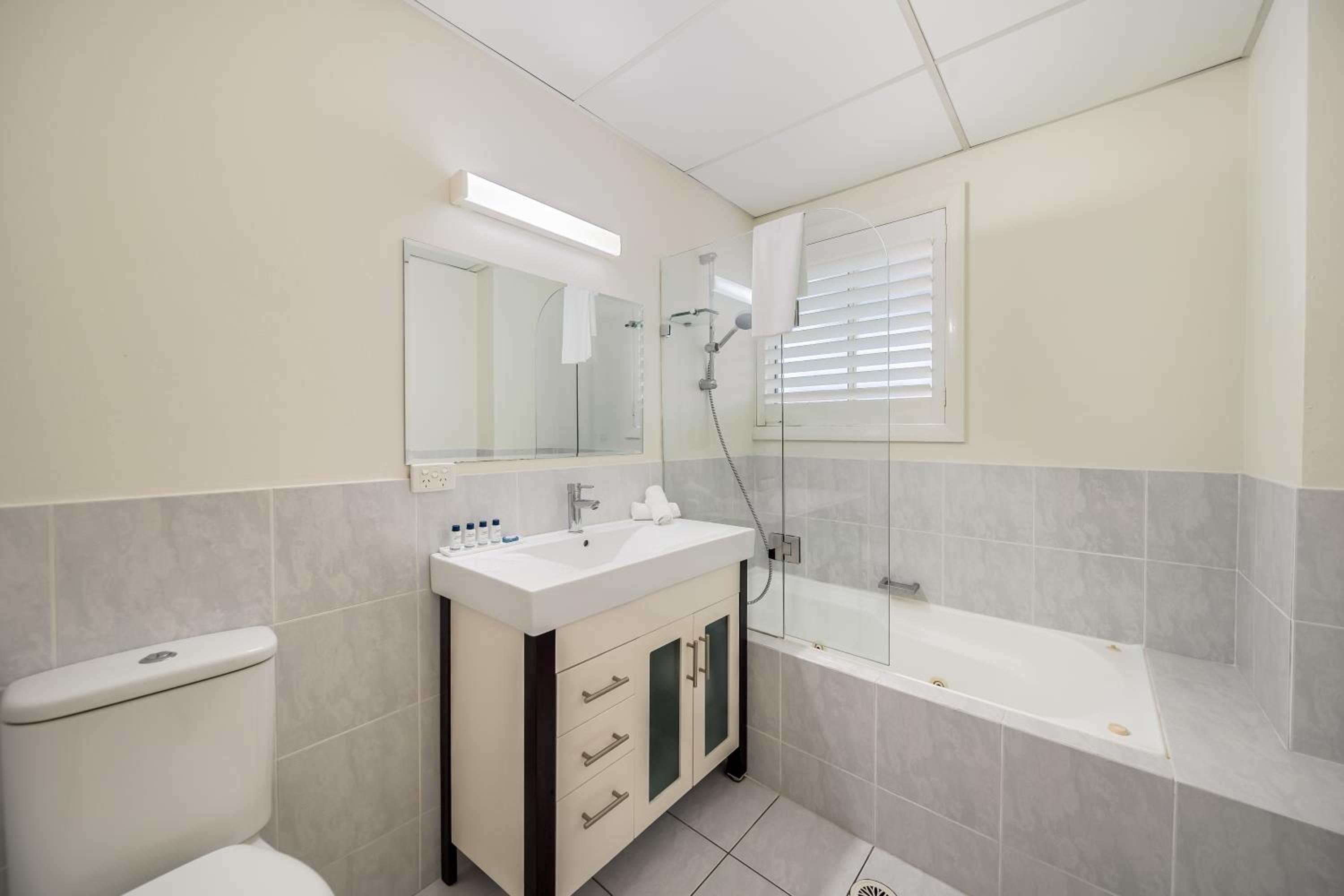 Two-Bedroom Lagoon Apartment - Photo 8