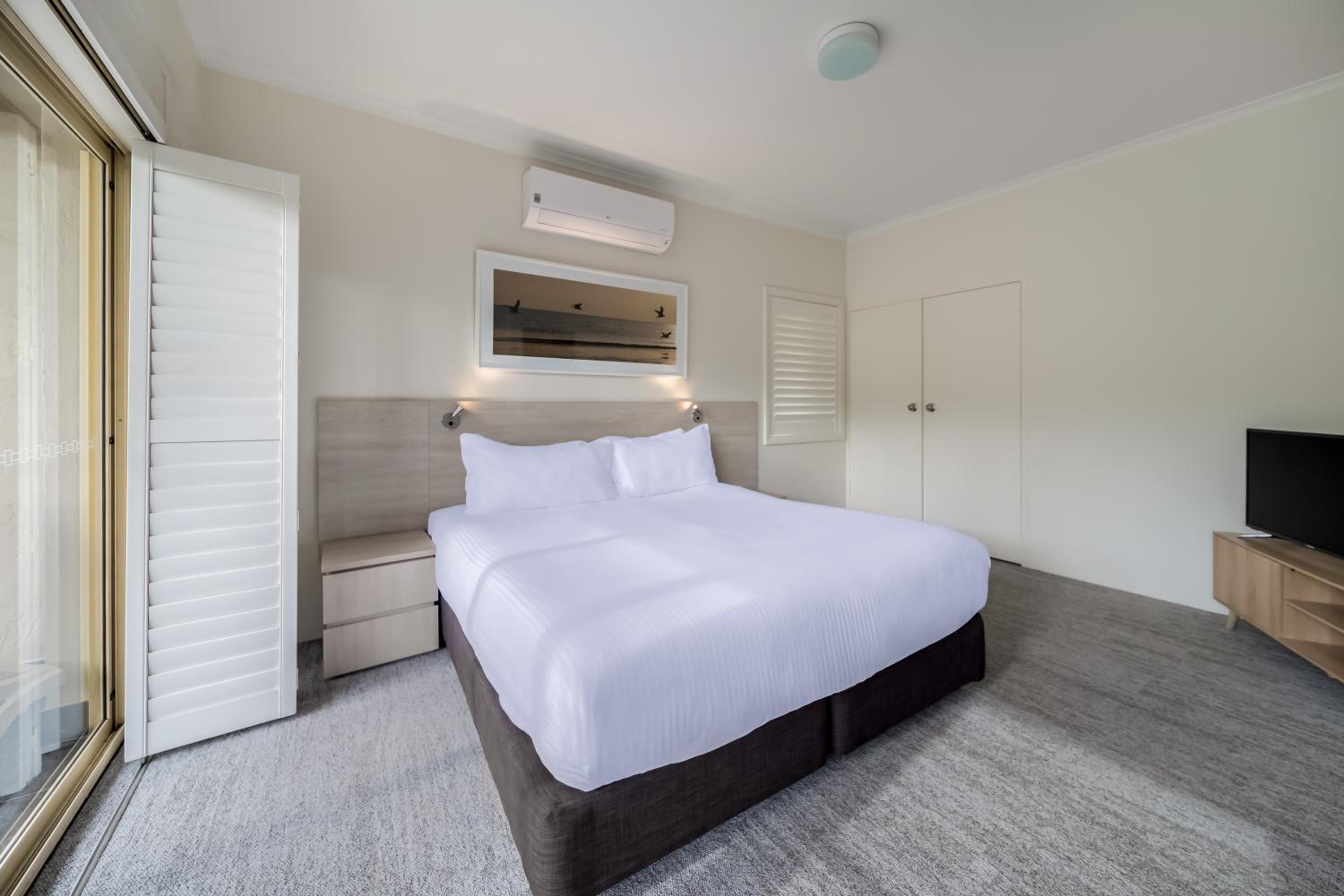 Two-Bedroom Lagoon Apartment - Photo 1