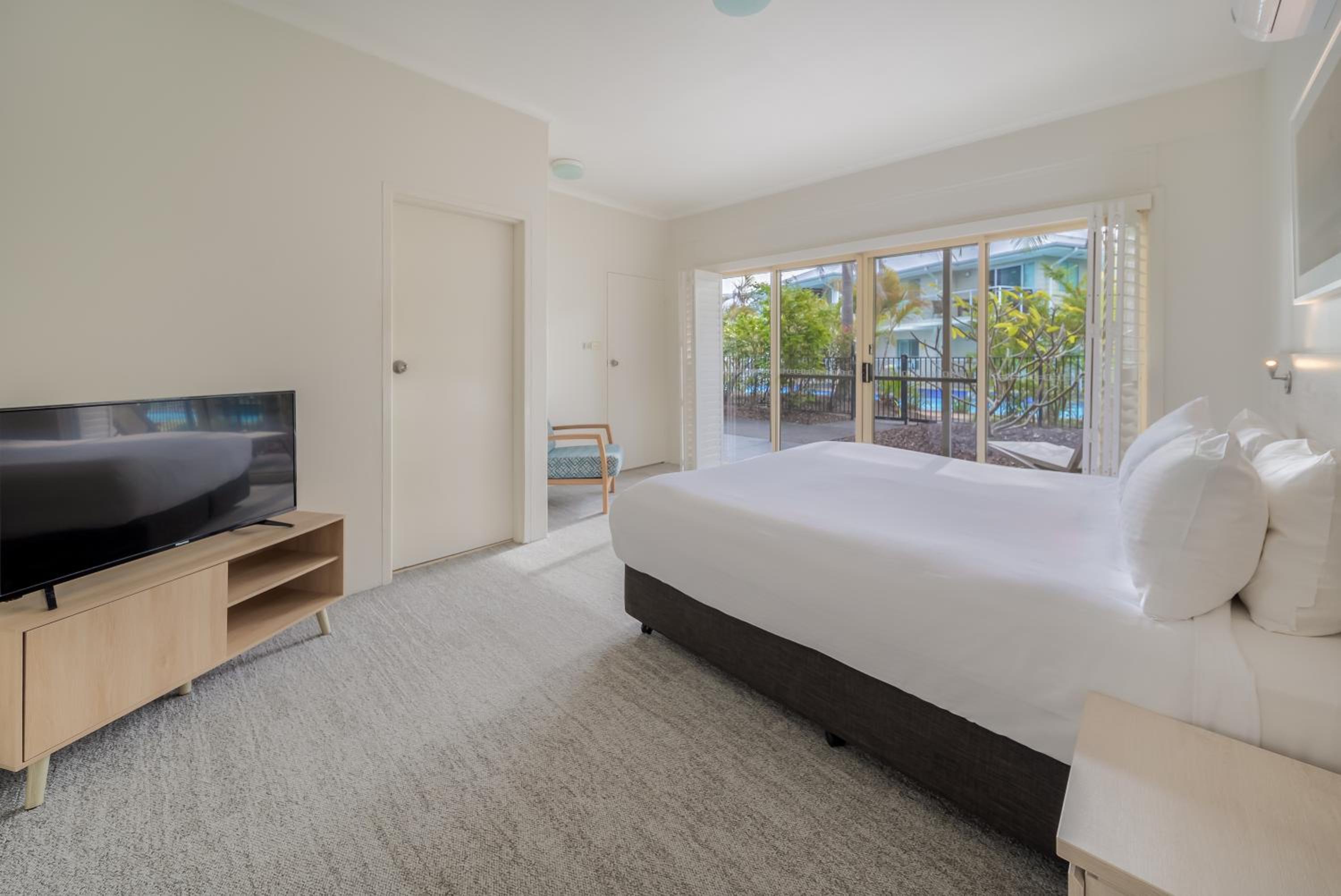 Two-Bedroom Lagoon Apartment - Photo 3
