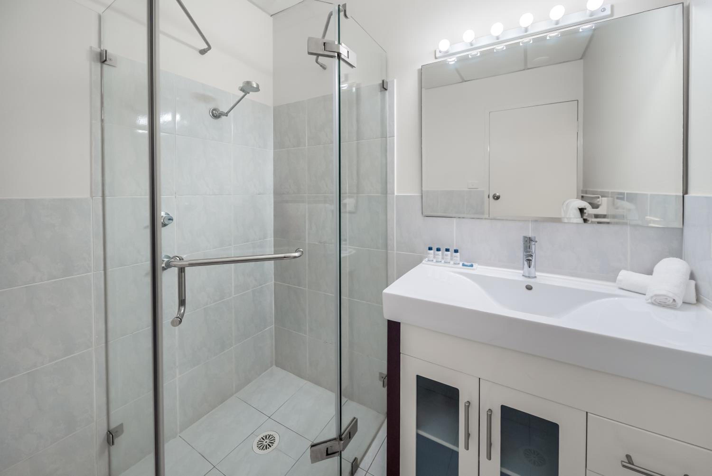 Two-Bedroom Lagoon Apartment - Photo 5