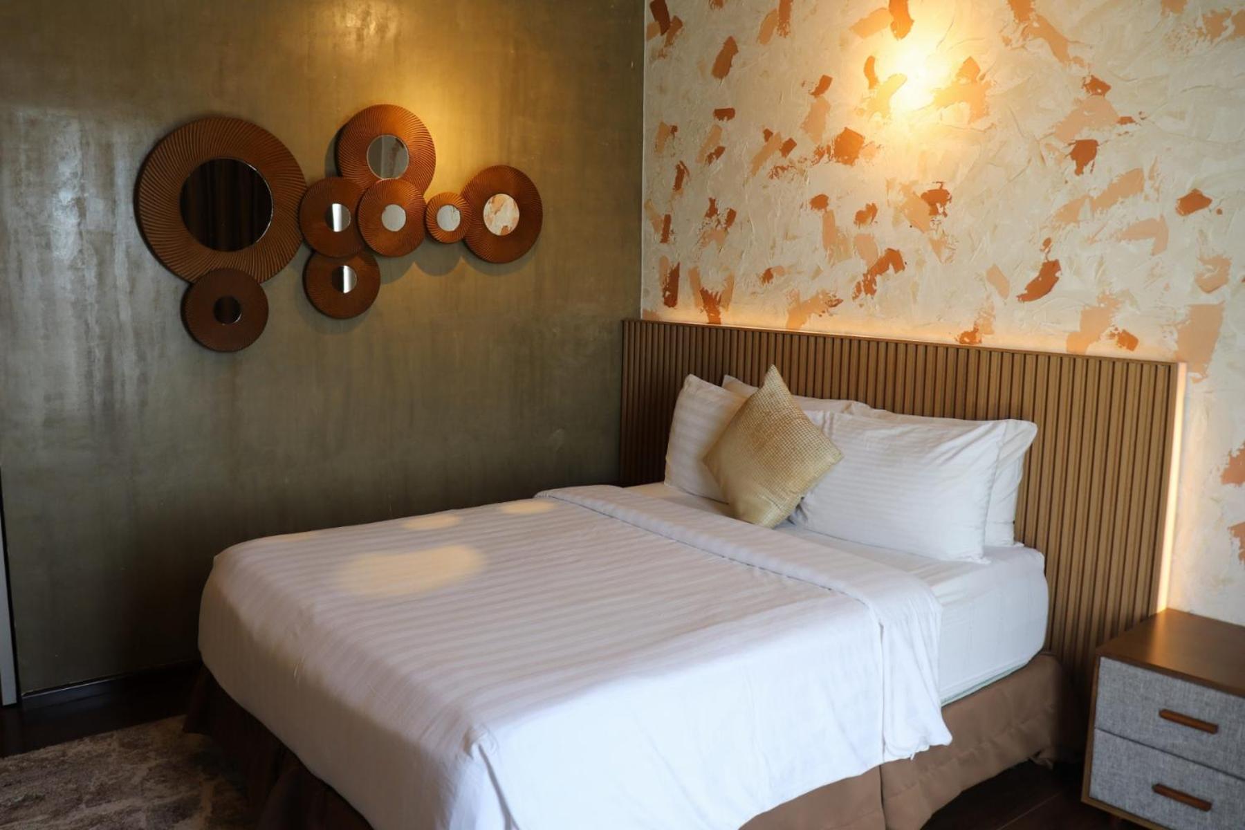 One Bedroom Suite with Bathtub photo 1