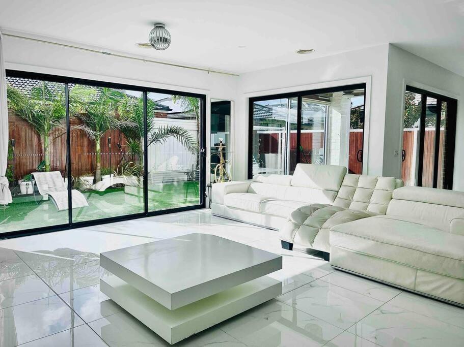 Six-Bedroom House photo 1