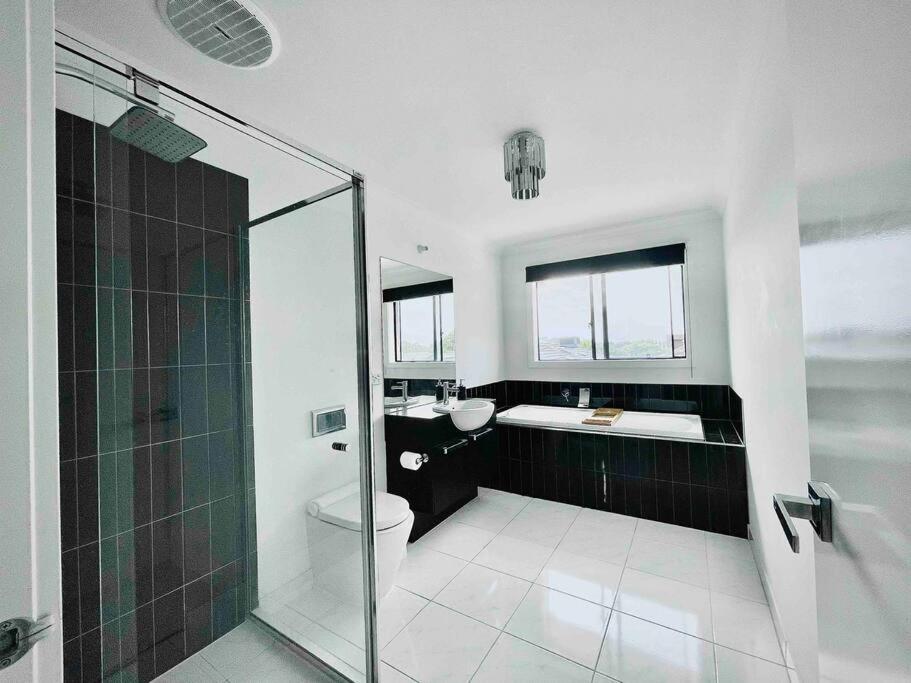 Six-Bedroom House photo 3