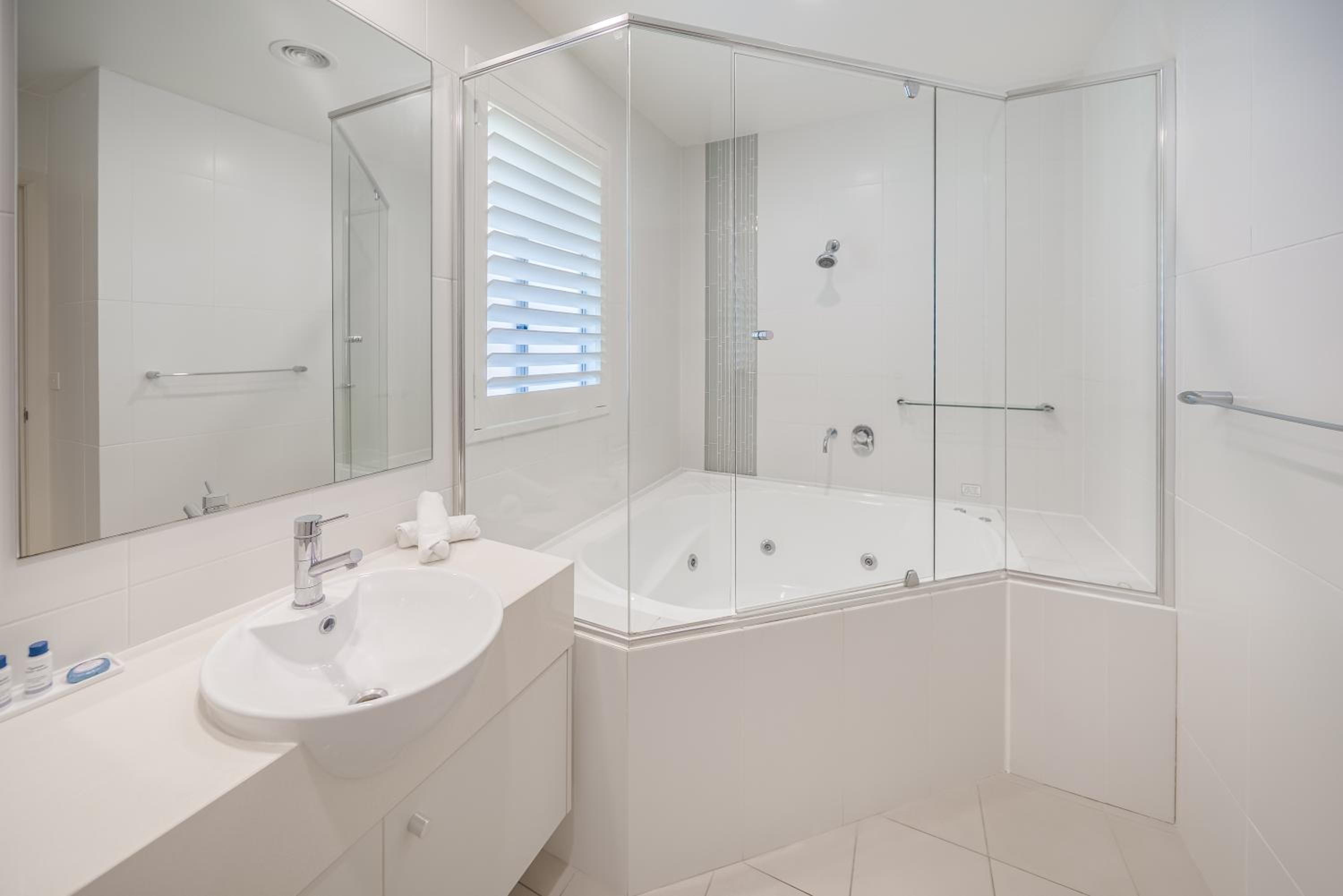Two-Bedroom Apartment with Plunge Pool - No Housekeeping - Photo 4