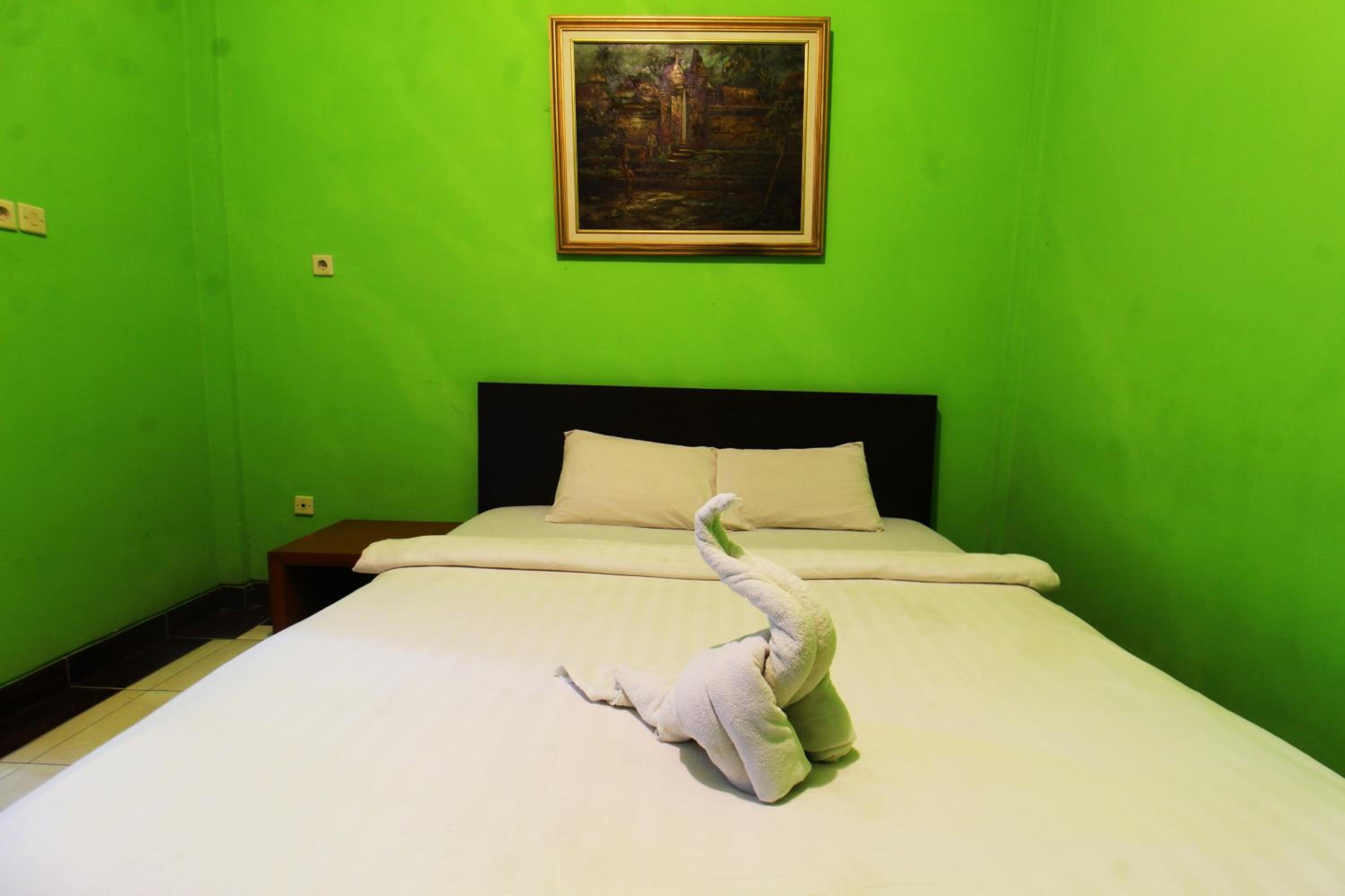 King Room with Balcony - Photo 4