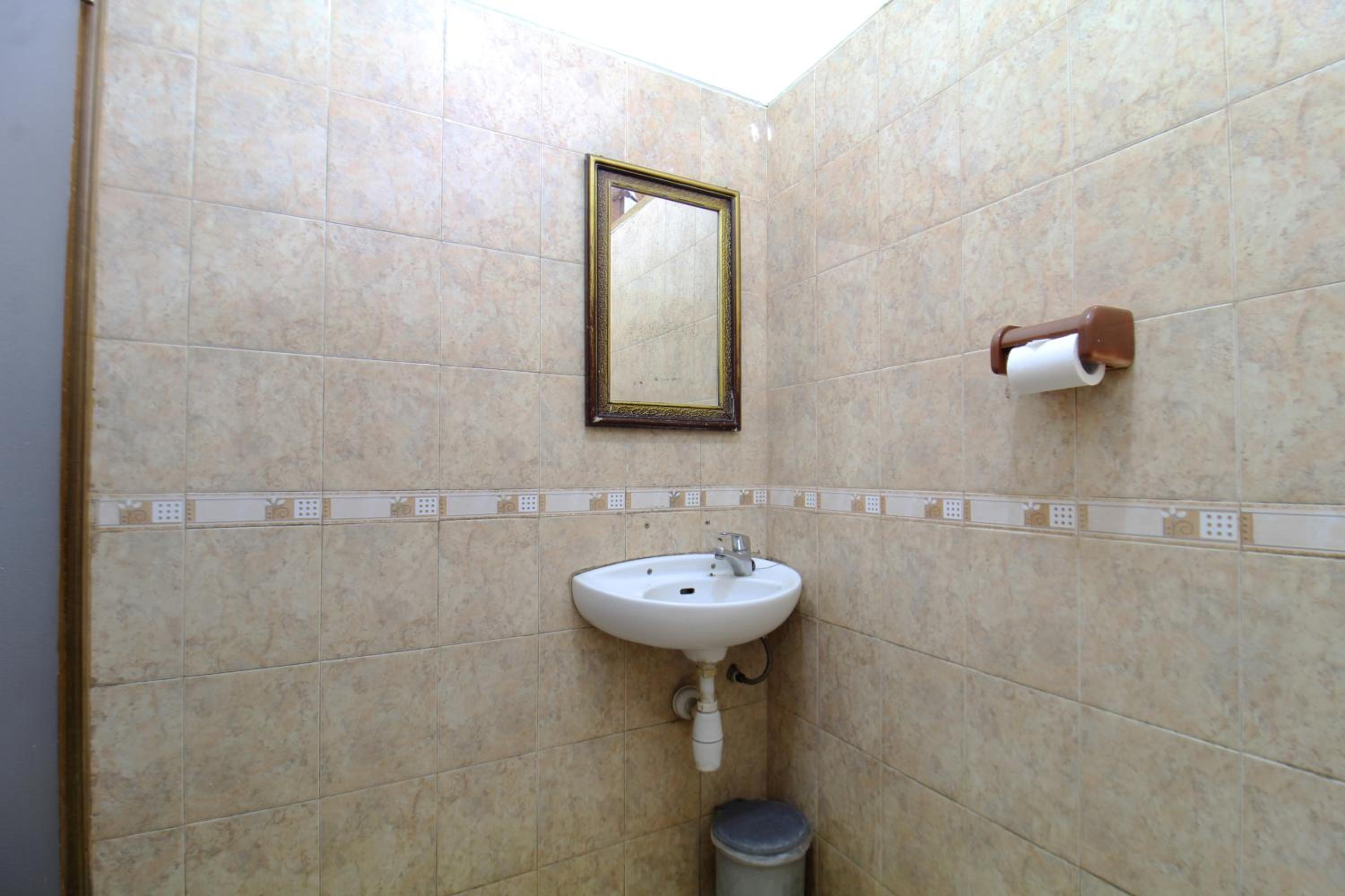 King Room with Balcony - Photo 5
