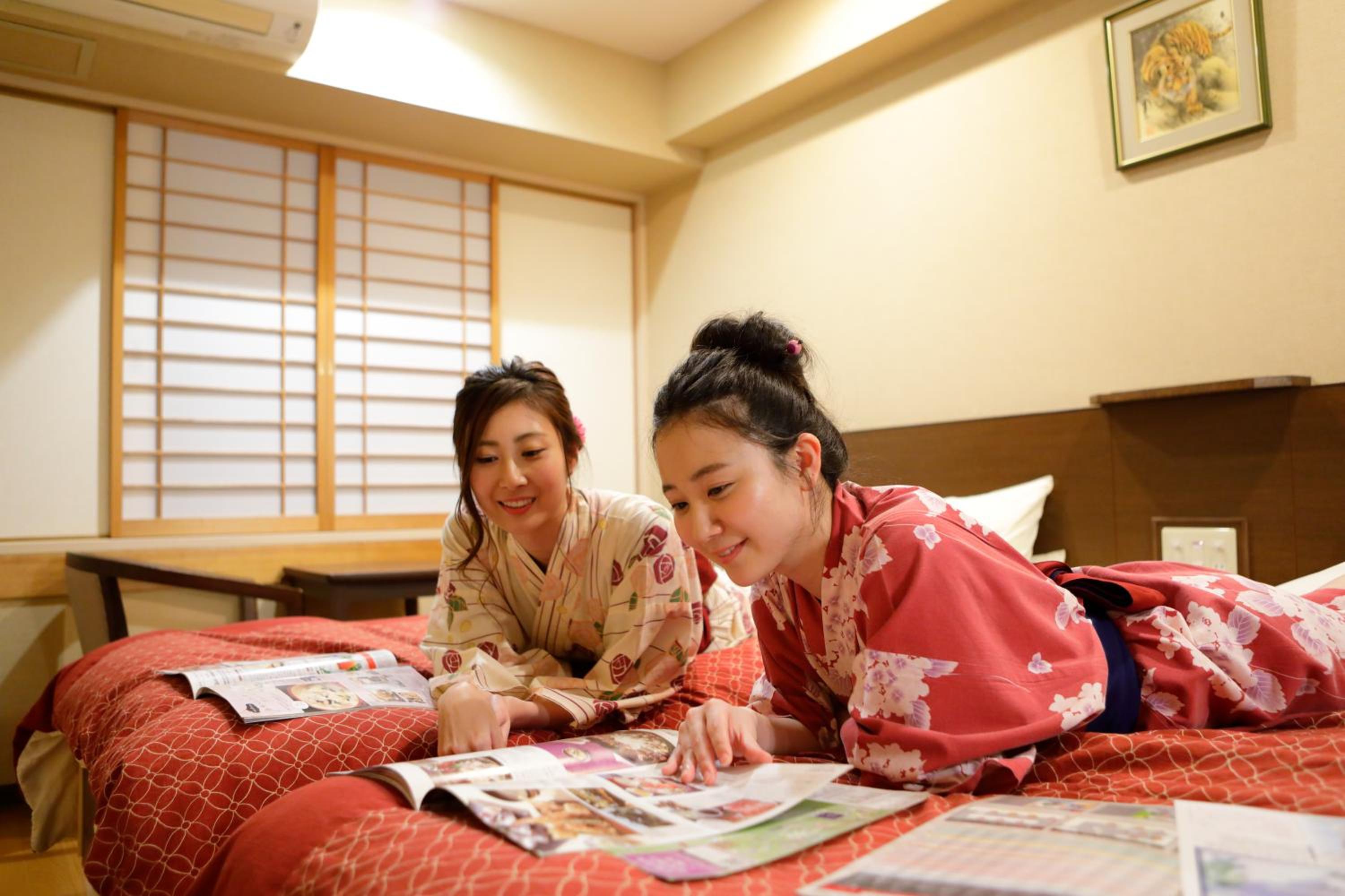 Twin Room - Non-Smoking thumbnail 5