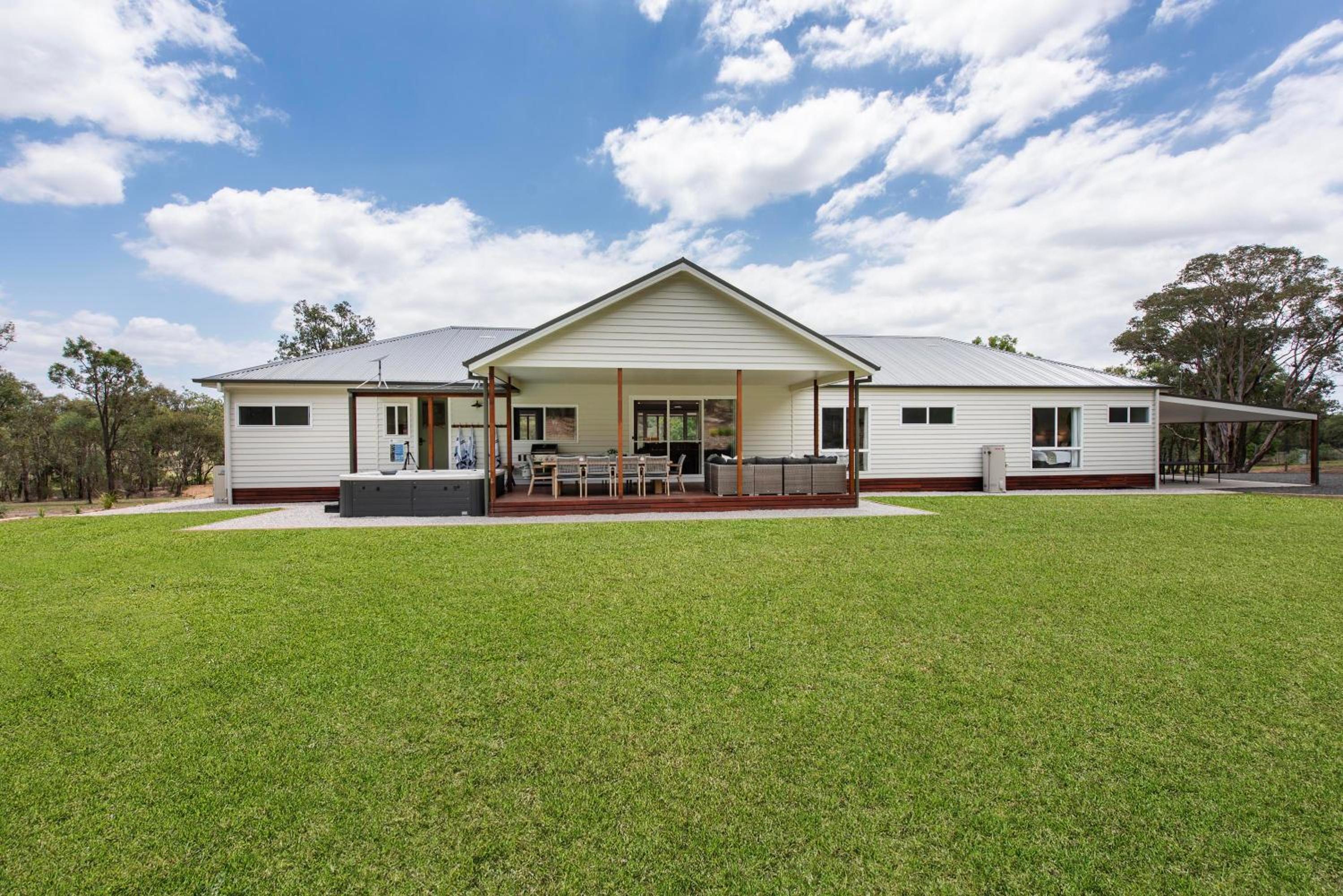 Six-Bedroom House photo 3