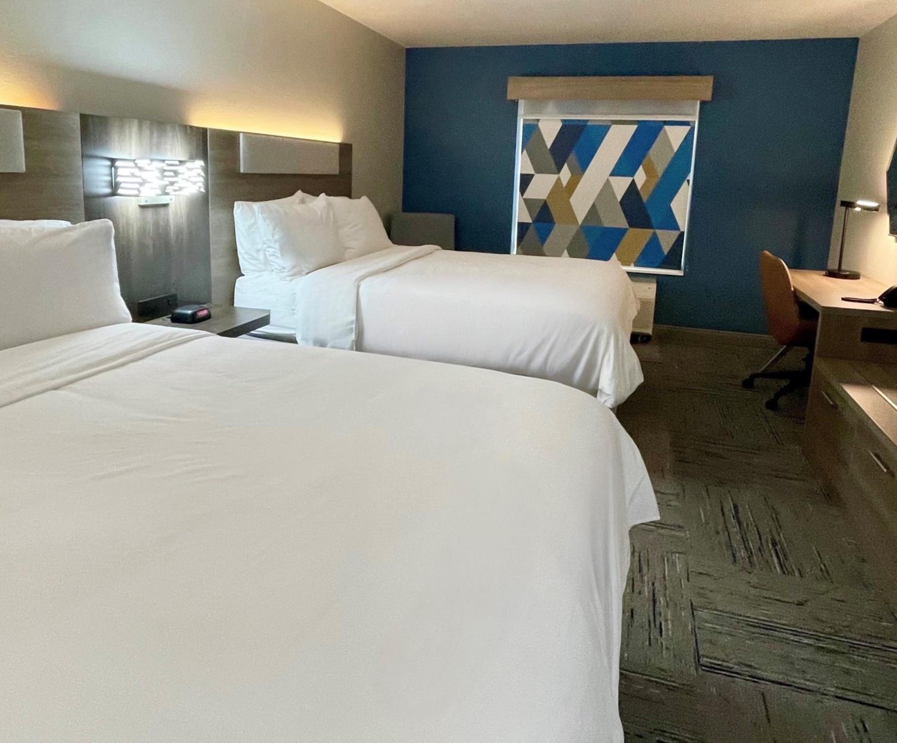 Standard Room with Two Queen Beds - Photo 5
