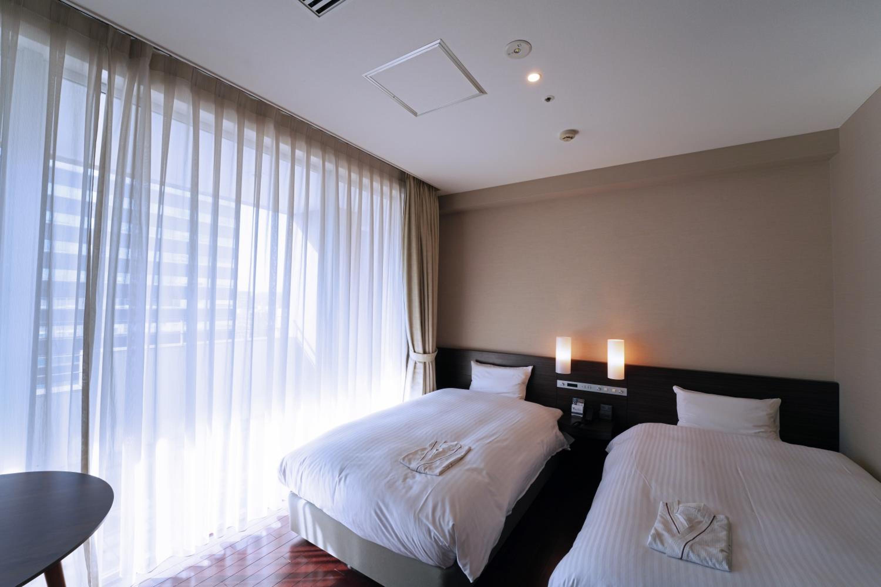 Superior Twin Room with Balcony - Photo 8