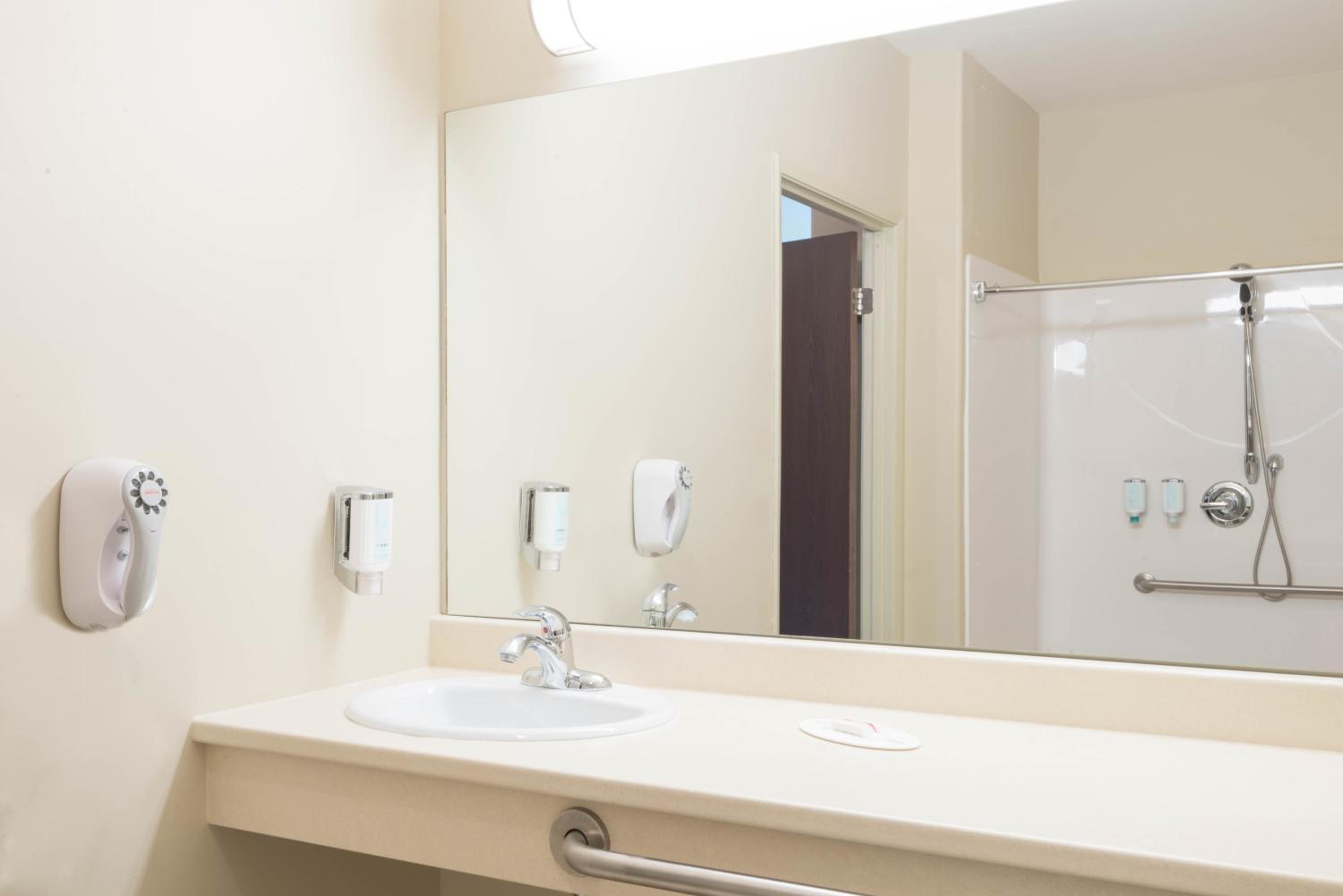 Queen Room - Disability Access - Non-Smoking - Photo 5
