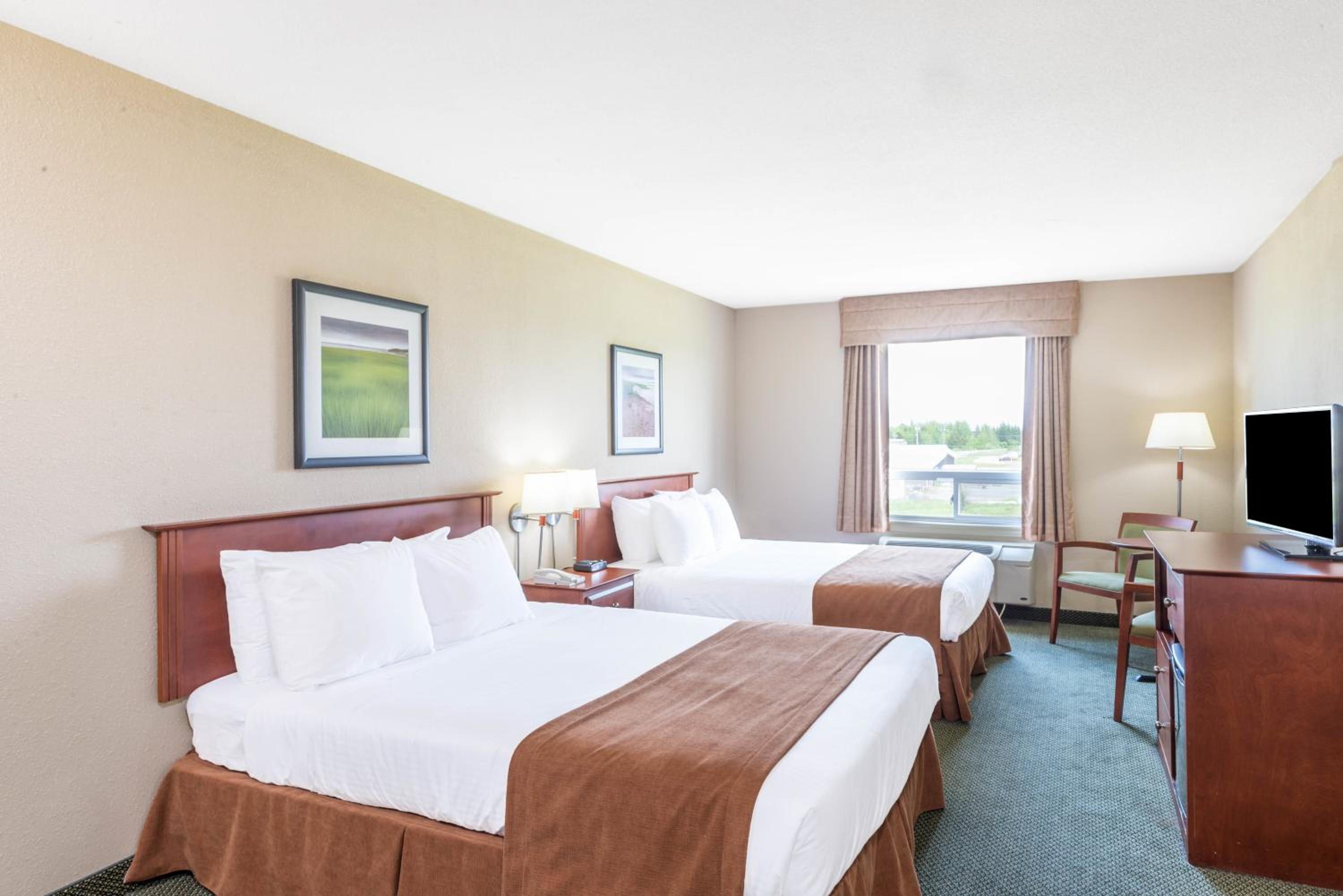 Queen Room with Two Queen Beds - Non-Smoking - Photo 2