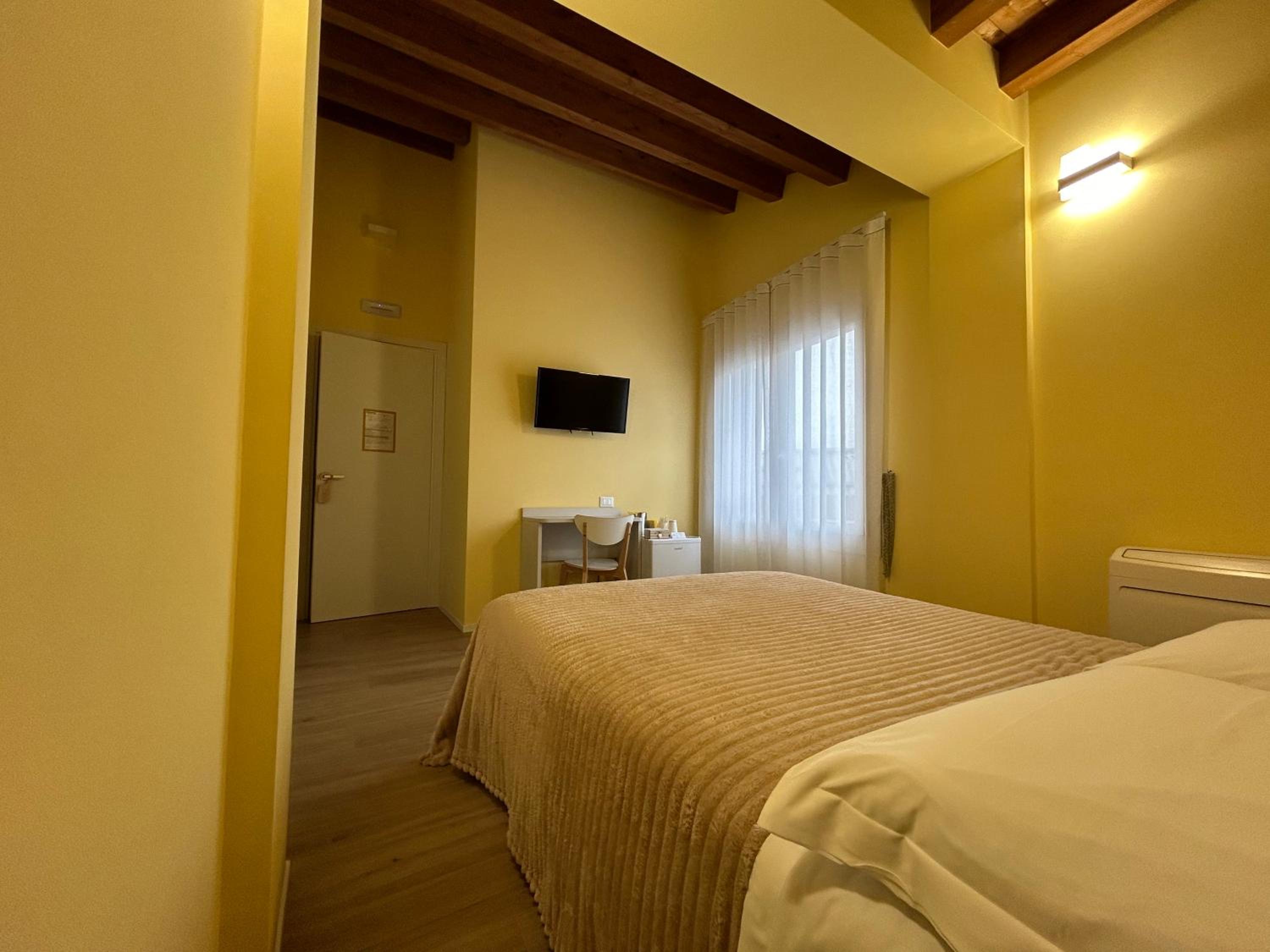 Double Room with Private Bathroom photo 3